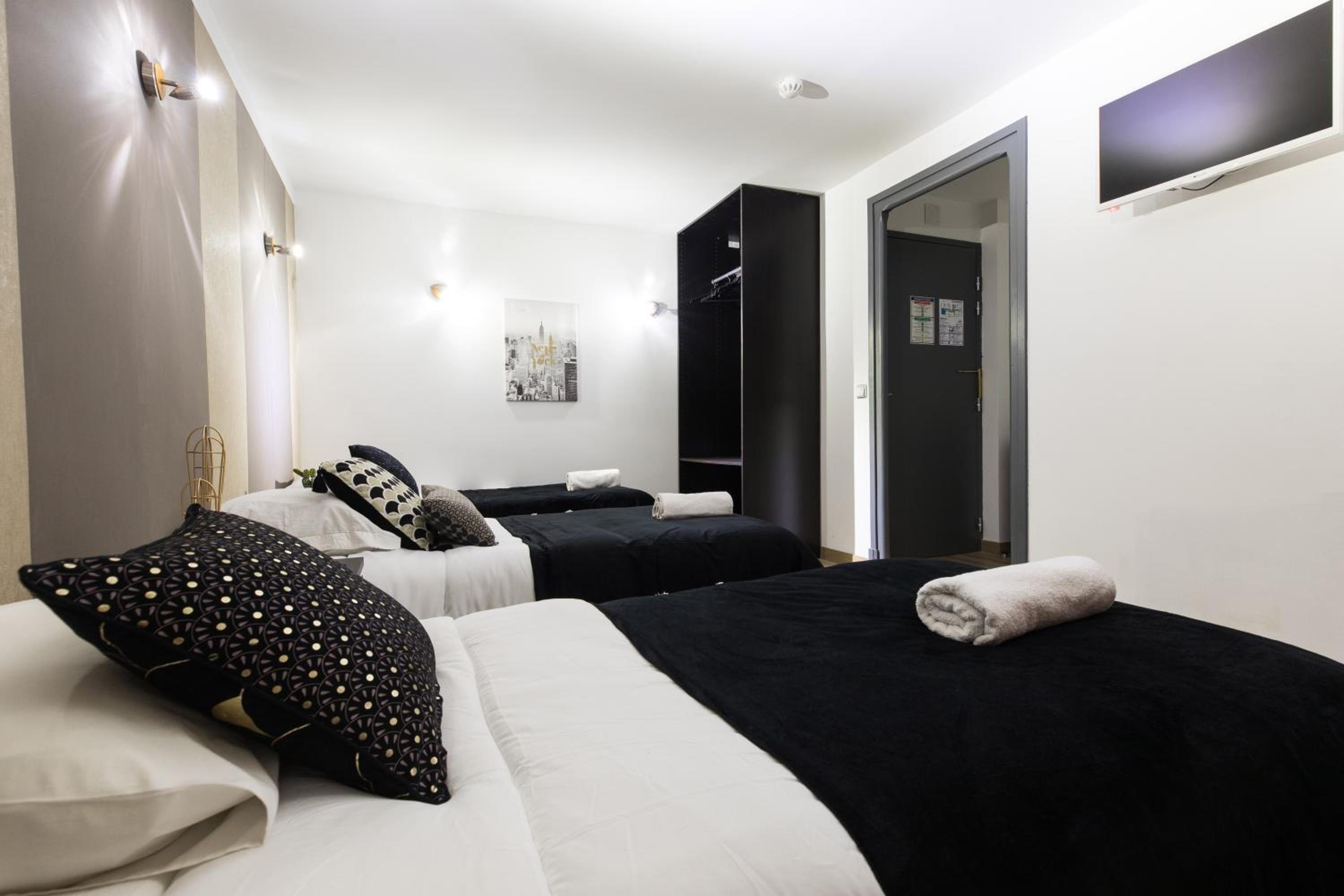 Triple Room with Balcony - Photo 4