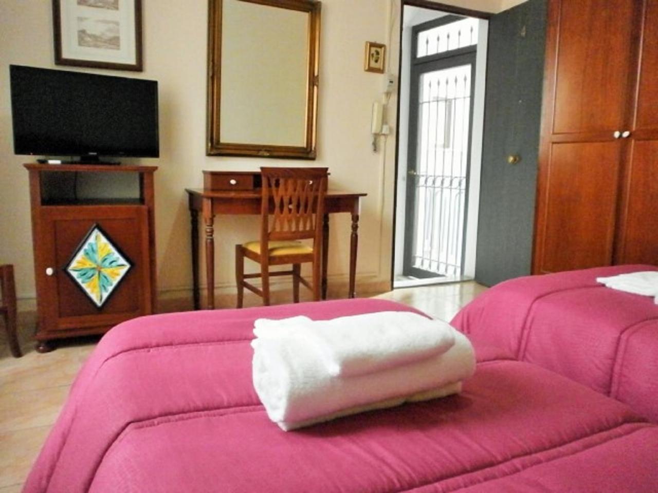Double Or Twin Room With Private Bathroom photo 3