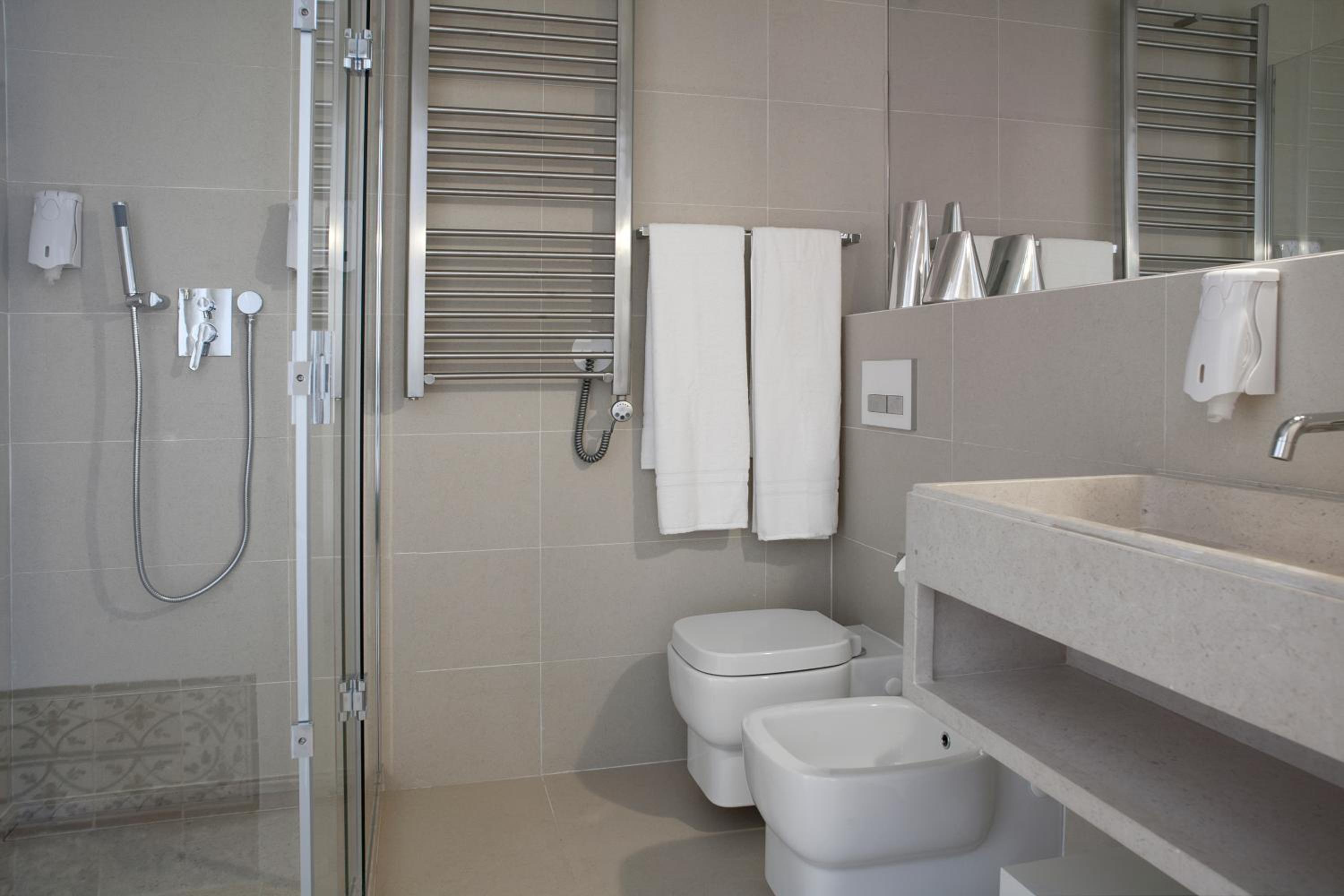 Deluxe One-Bedroom Apartment - Photo 14