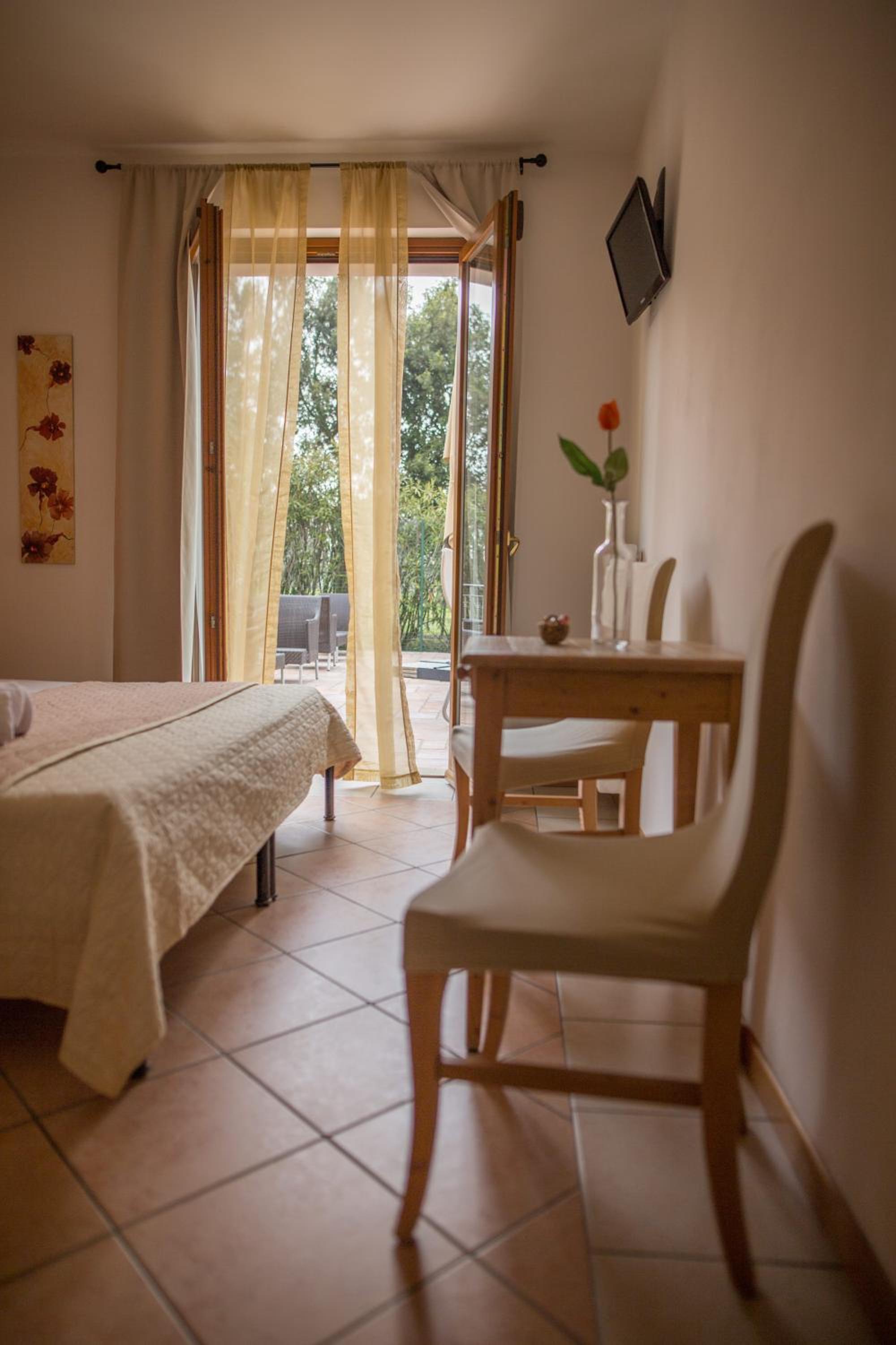 Double or Twin Room with Lake View - Photo 4