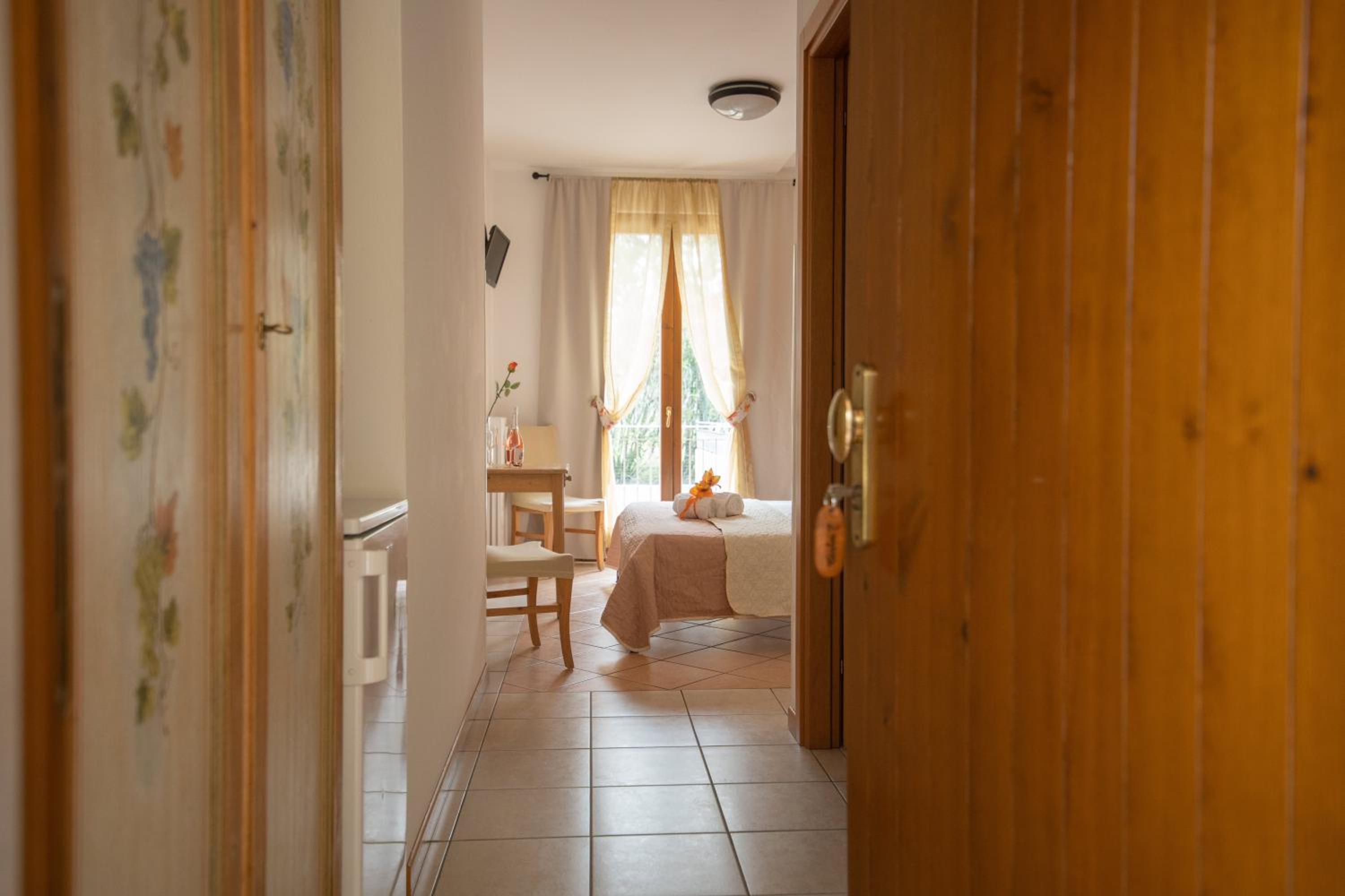 Double or Twin Room with Lake View - Photo 3