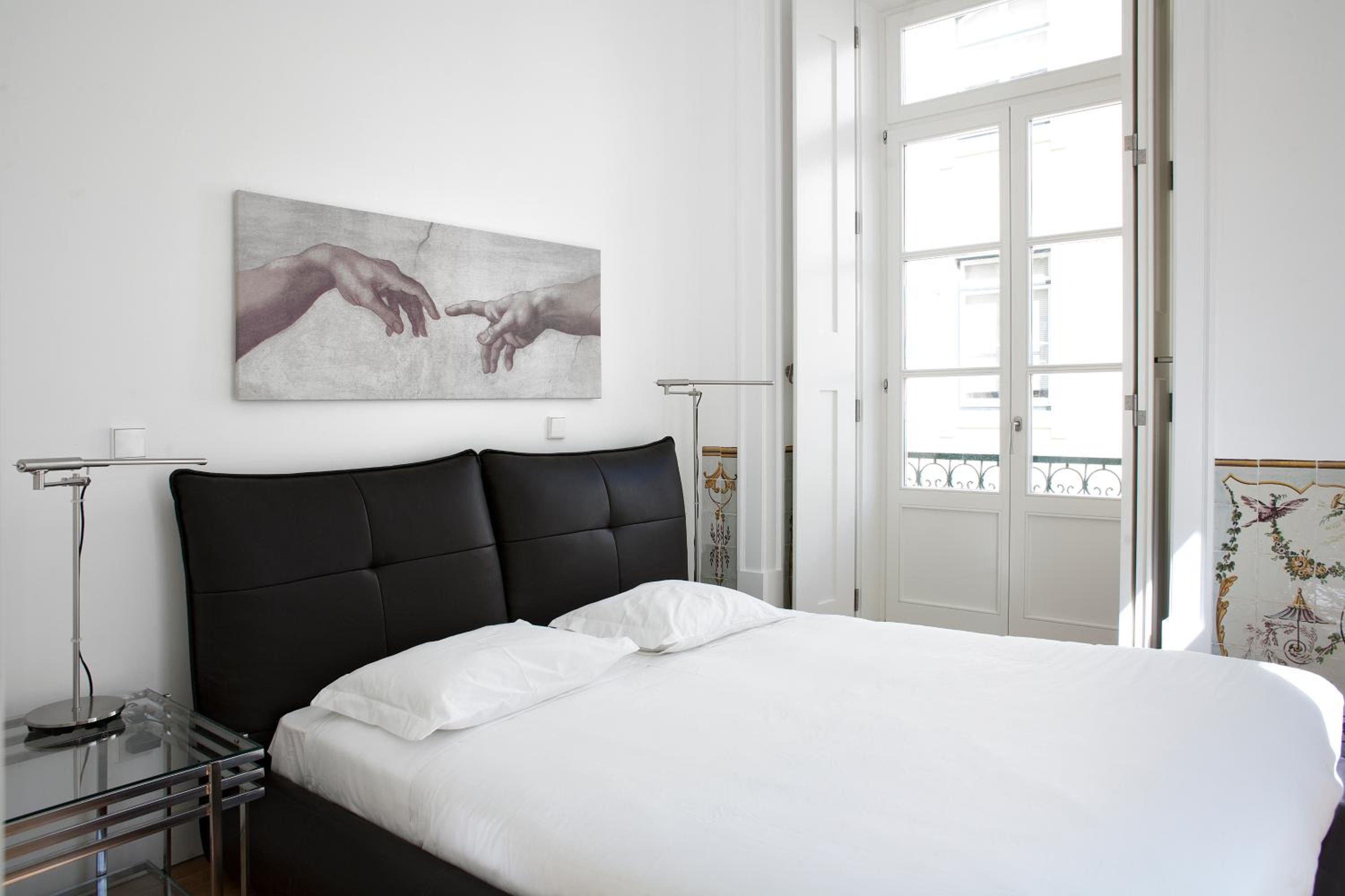Deluxe One-Bedroom Apartment - Photo 11