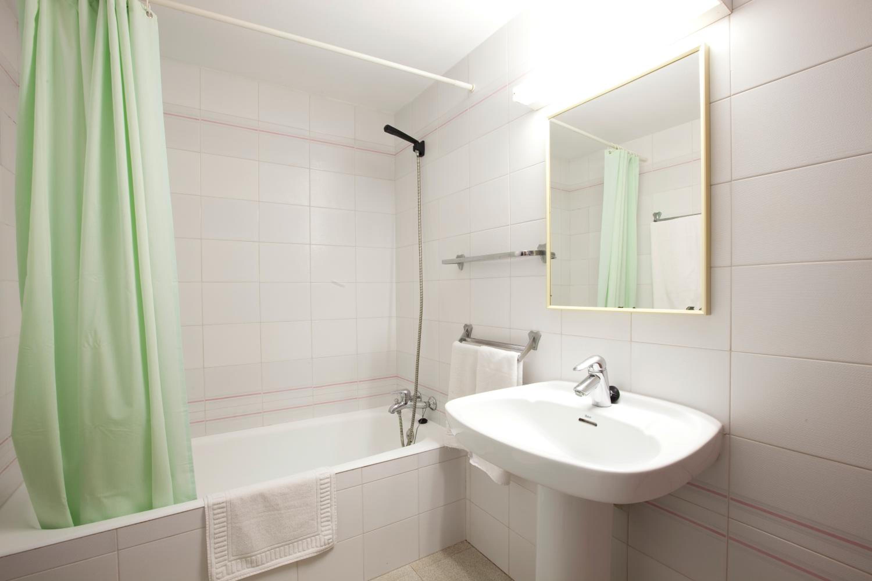 One-Bedroom Apartment (1-4 Adults) - Photo 5
