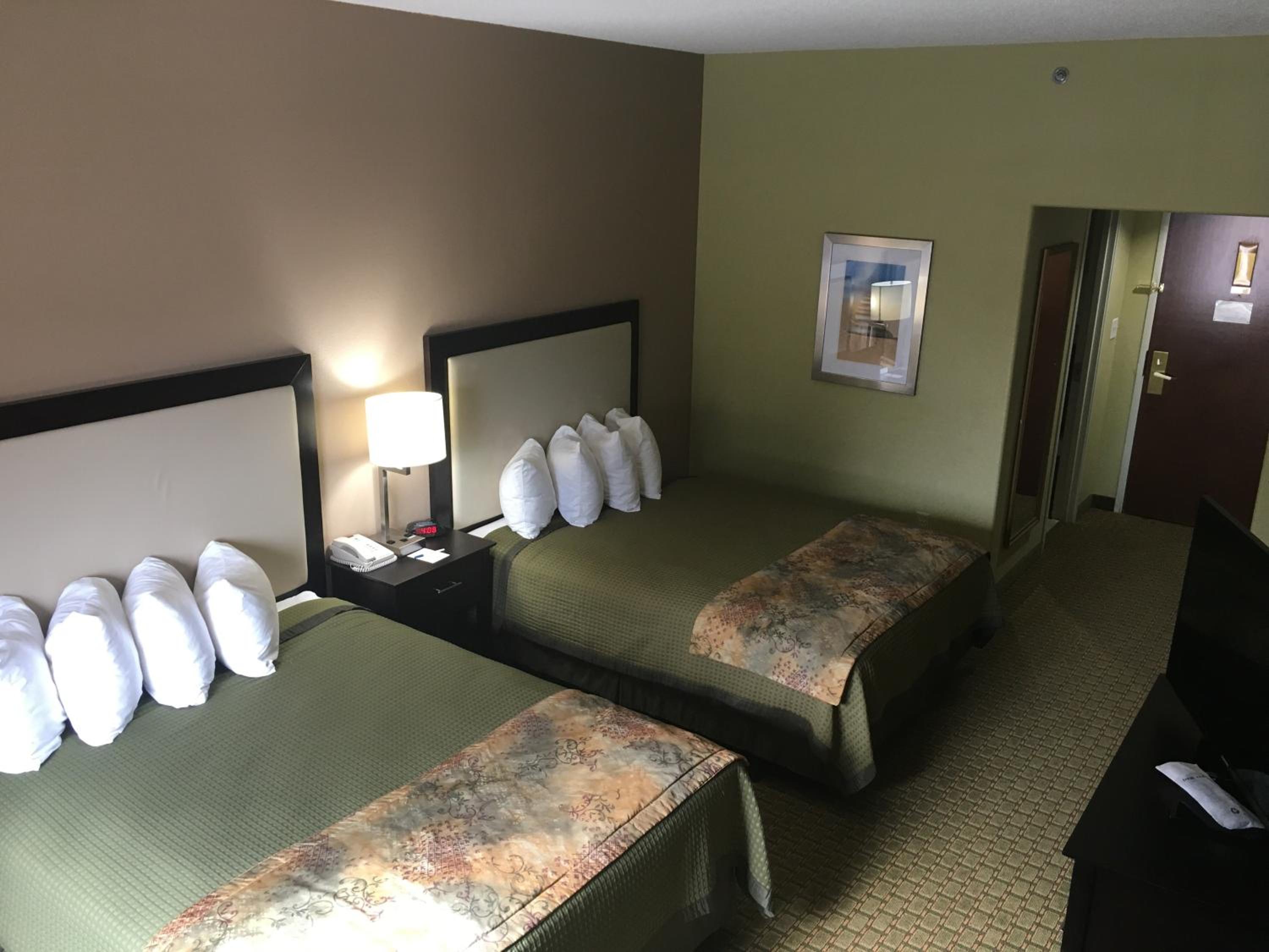 Queen Room with Two Queen Beds - Non-Smoking - Photo 1
