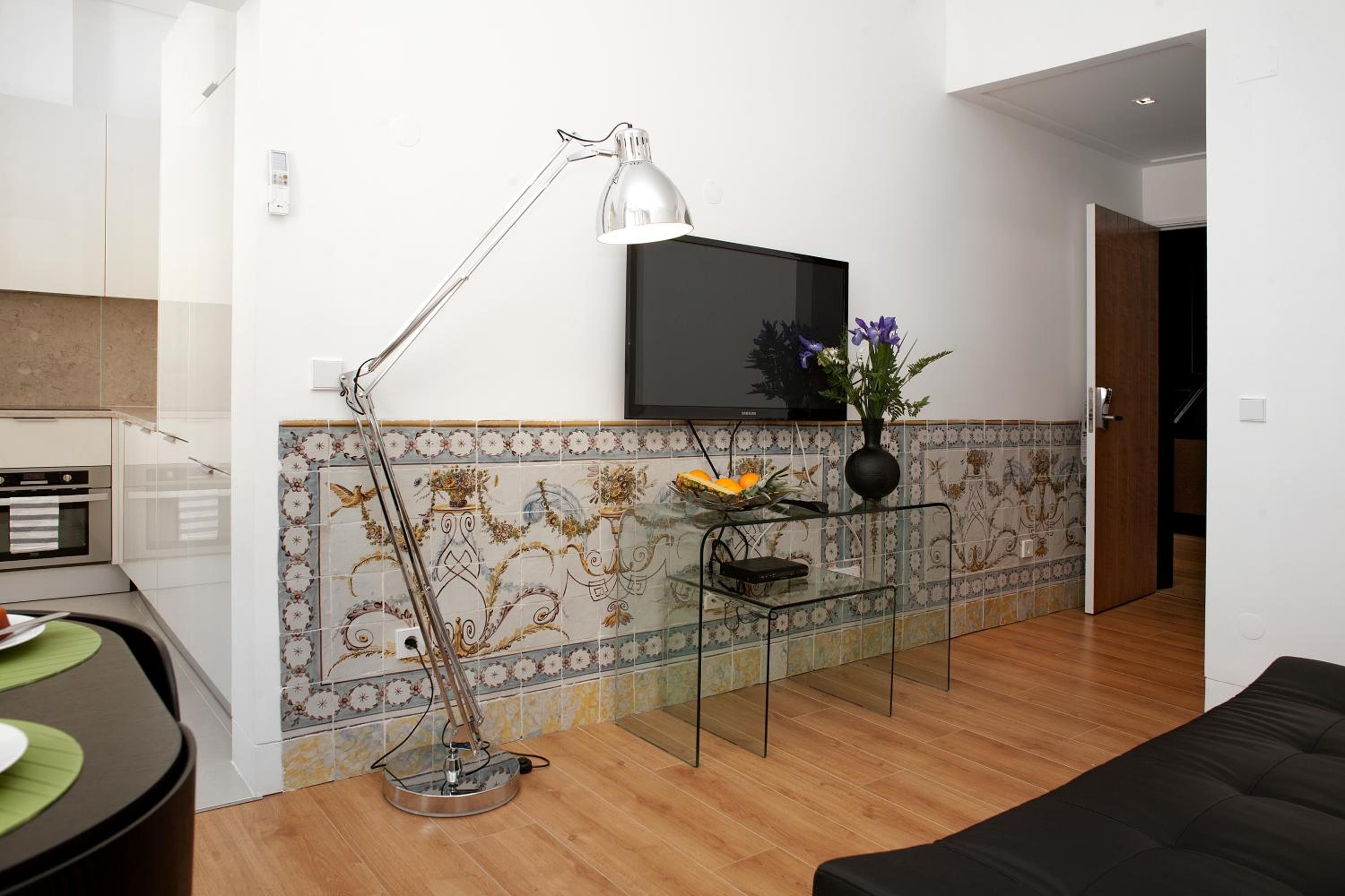 Deluxe One-Bedroom Apartment - Photo 13