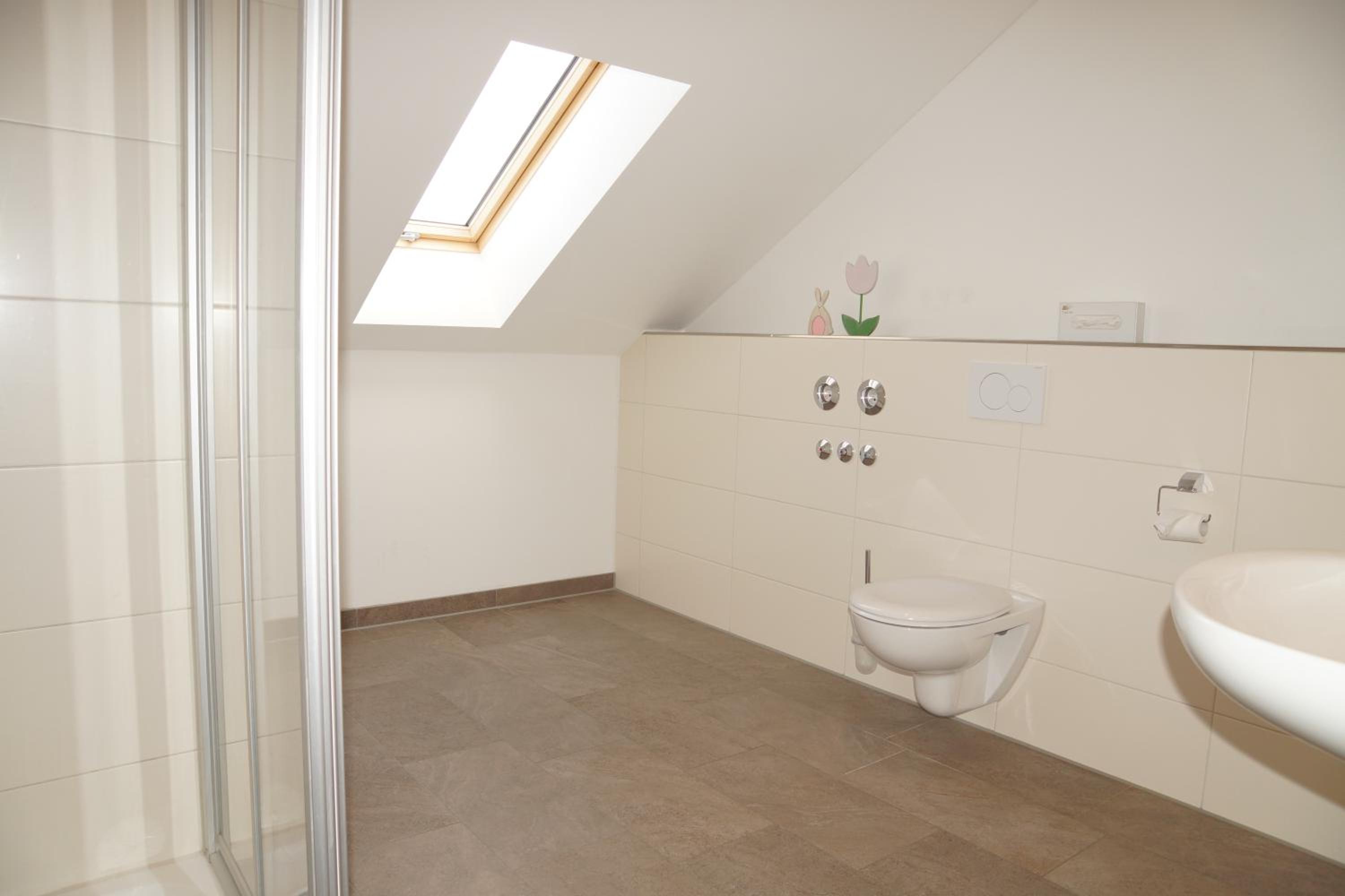 Doppelzimmer mit Gemeinschaftsdusche und -toilette