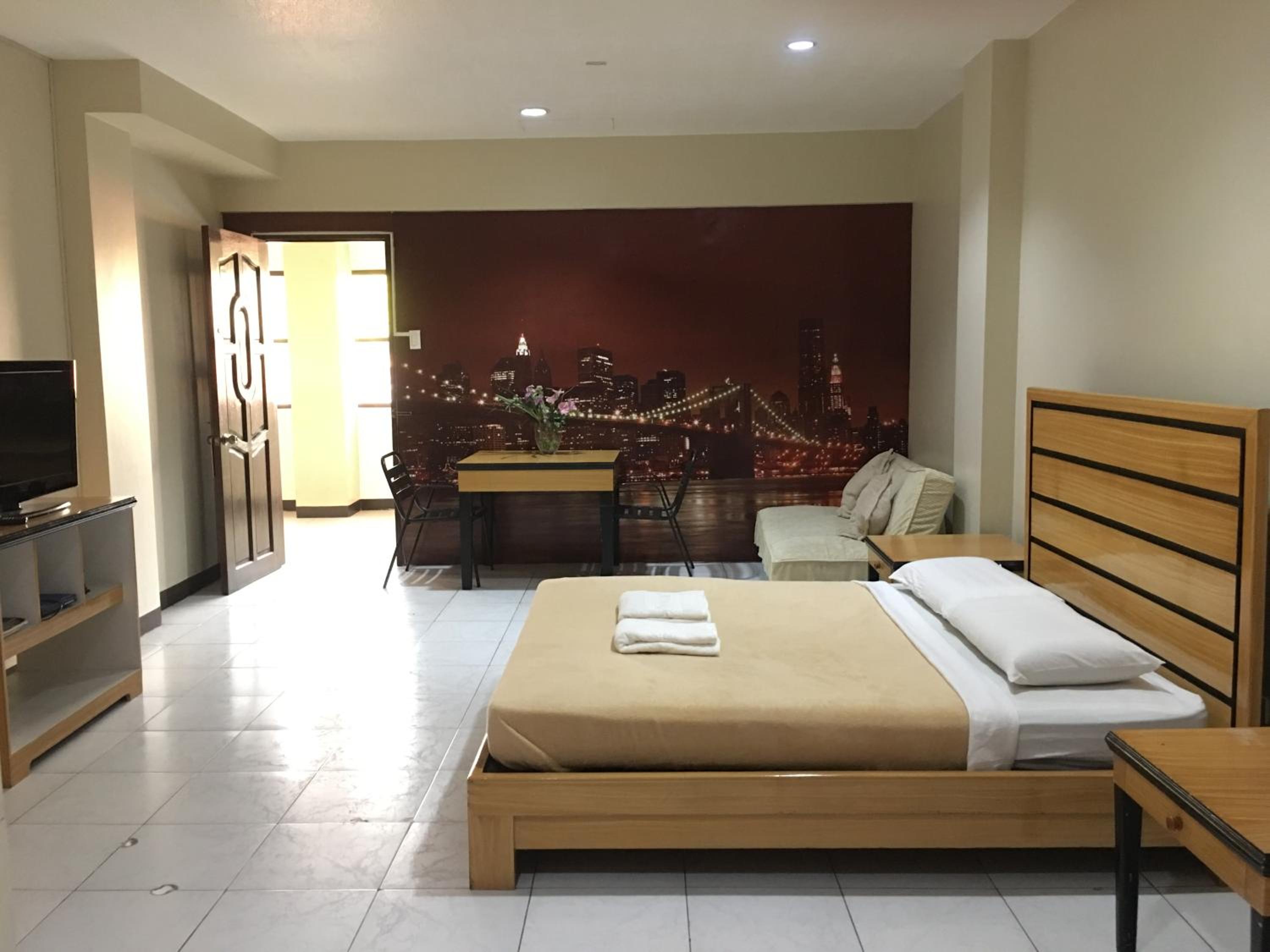 Deluxe Queen Suite - Photo 1