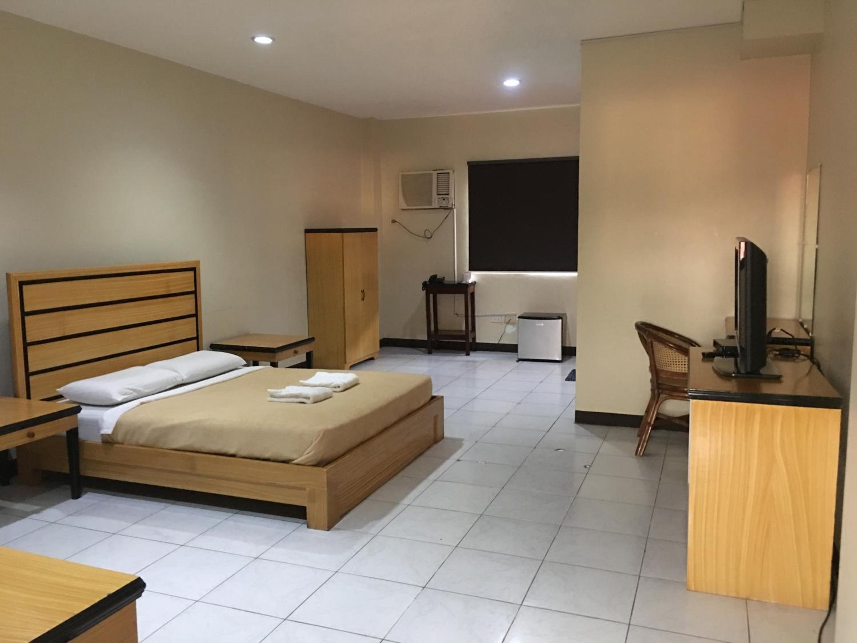 Deluxe Queen Suite - Photo 2