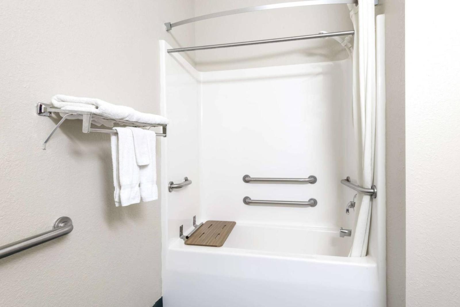 2 Full Beds, Mobility Accessible Room, Bathtub w/ Grab Bars, Non-Smoking - Photo 2