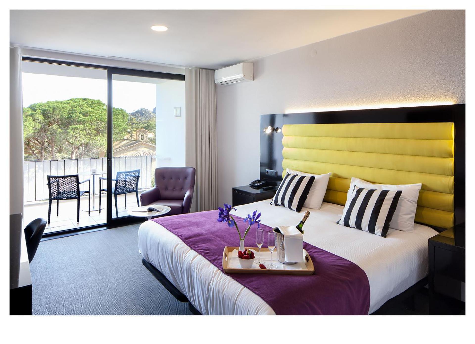 Habitación Doble Superior con Terraza y Vista al Jardín.