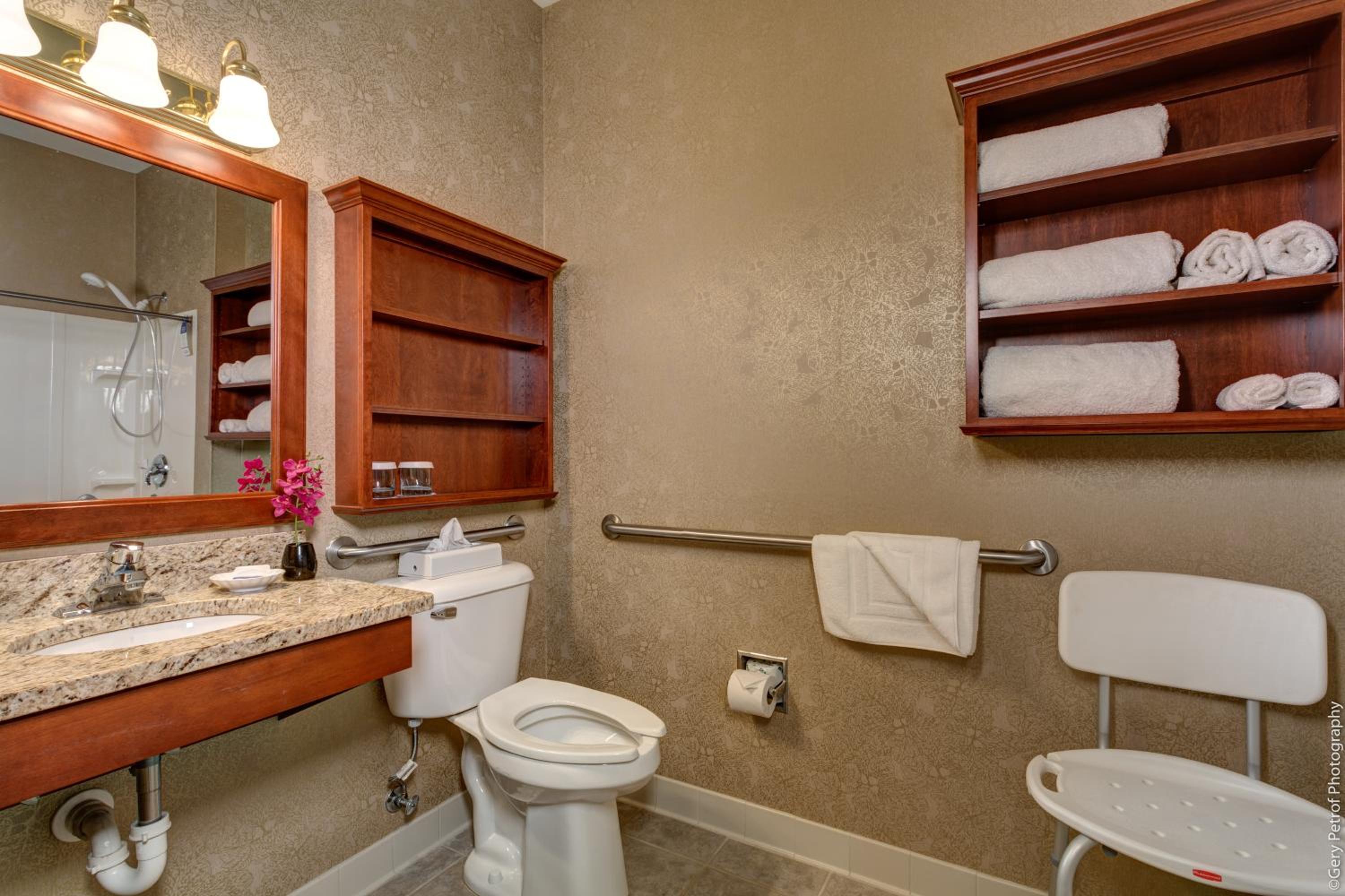 Queen Room with Bath Tub - Disability Access/Non-Smoking  - Photo 3