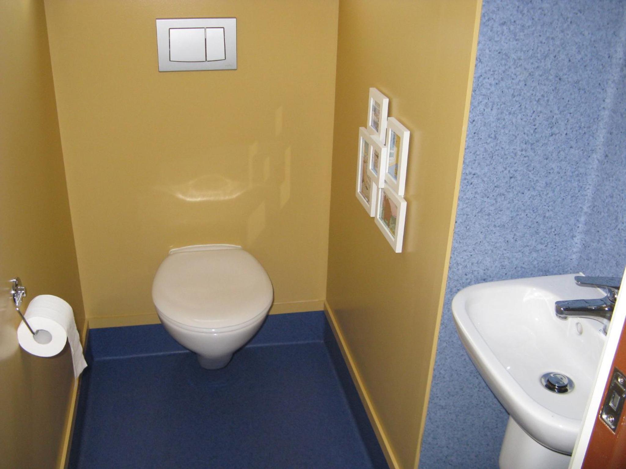 Single Bed in 8-Bed Dormitory Room photo 3