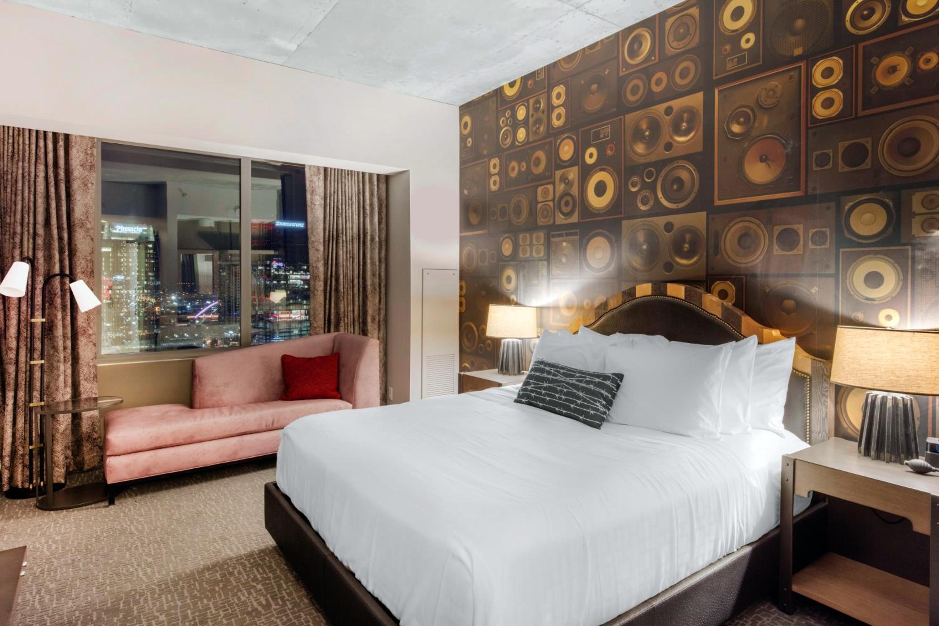 Cambria Hotel Nashville Downtown: Corner King Room - Non-Smoking photo
