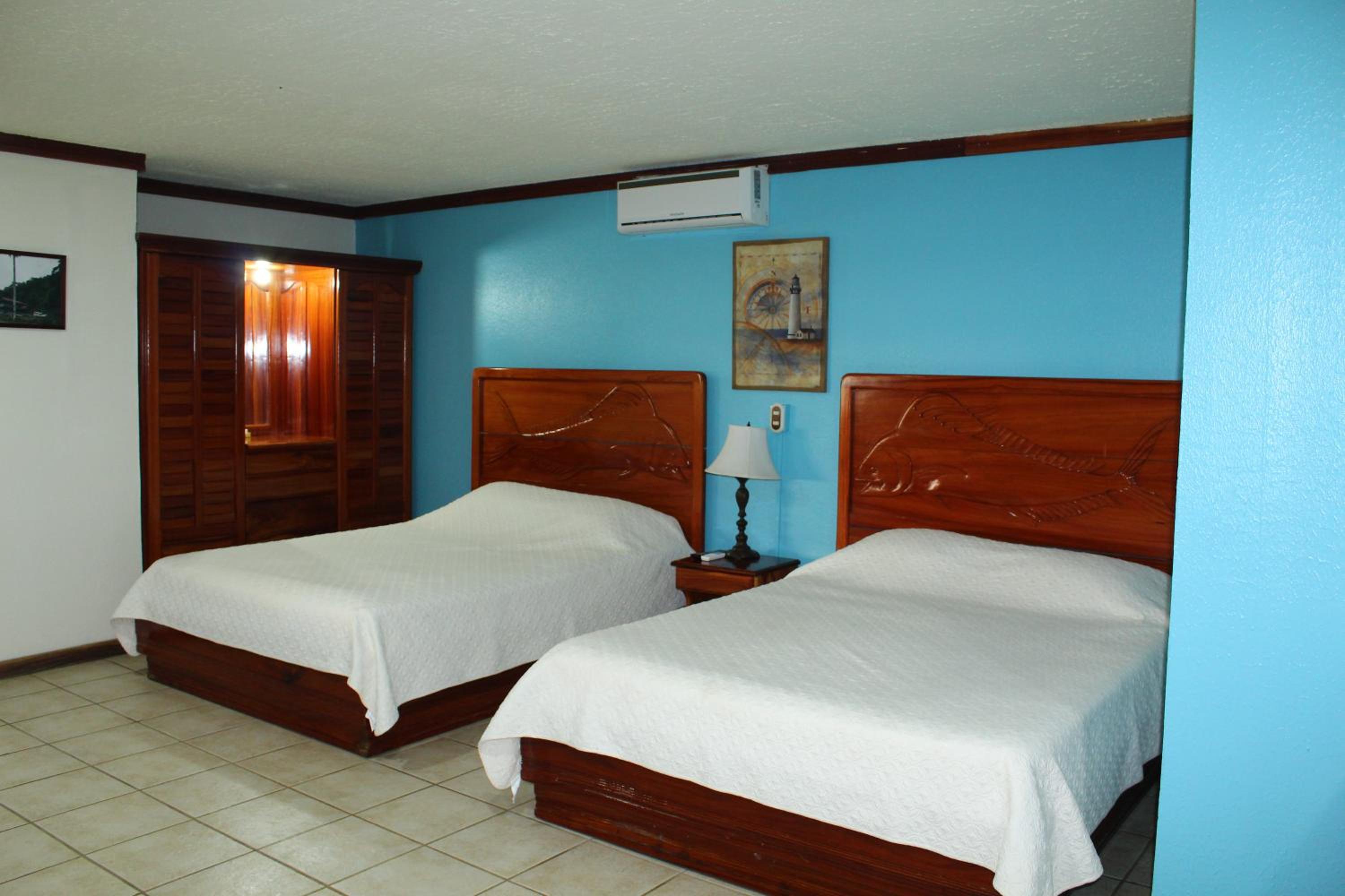 Double Room with Two Queen Beds photo 3