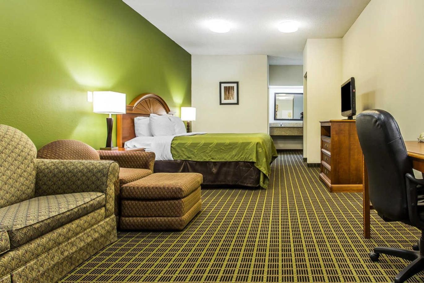 King Suite with Sofa Bed - Non-Smoking - Photo 1