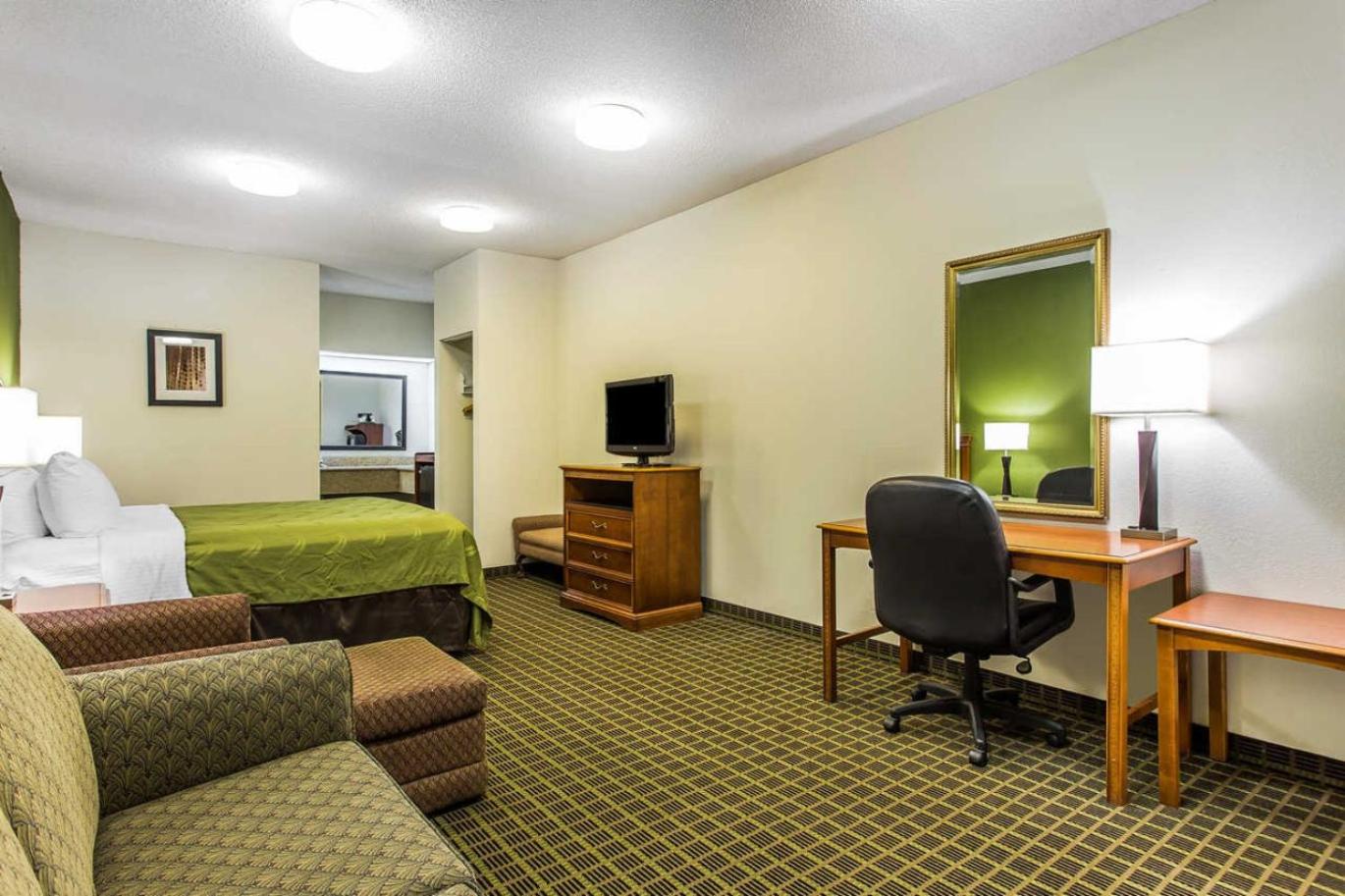 King Suite with Sofa Bed - Non-Smoking - Photo 2