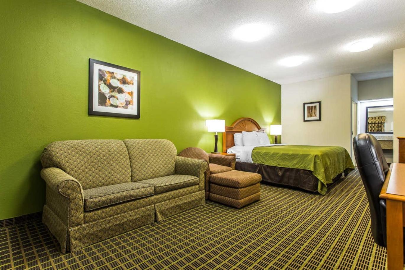 King Suite with Sofa Bed - Non-Smoking - Photo 3