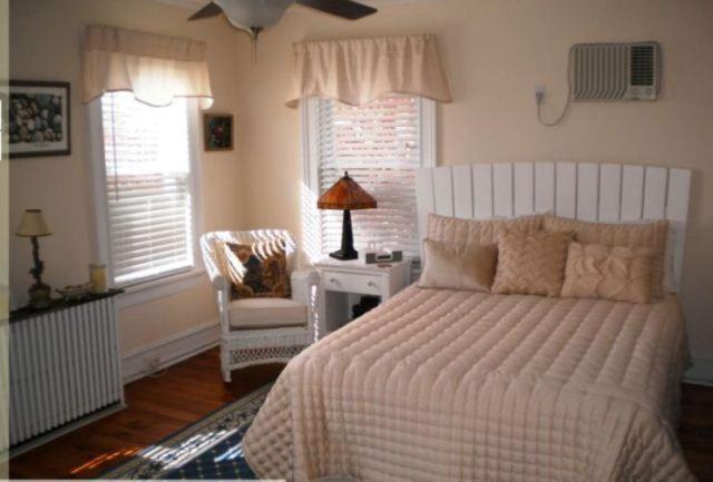 Shelter Island Room - King Waterfront   photo 1
