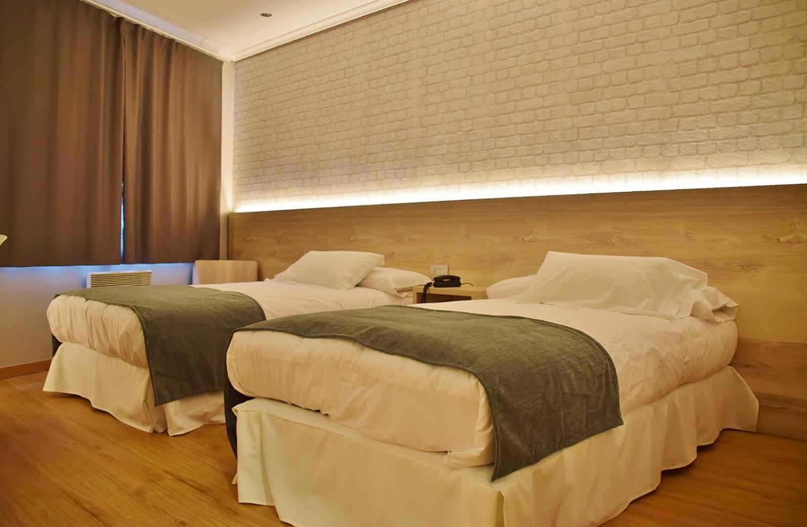 Twin Room - Photo 2