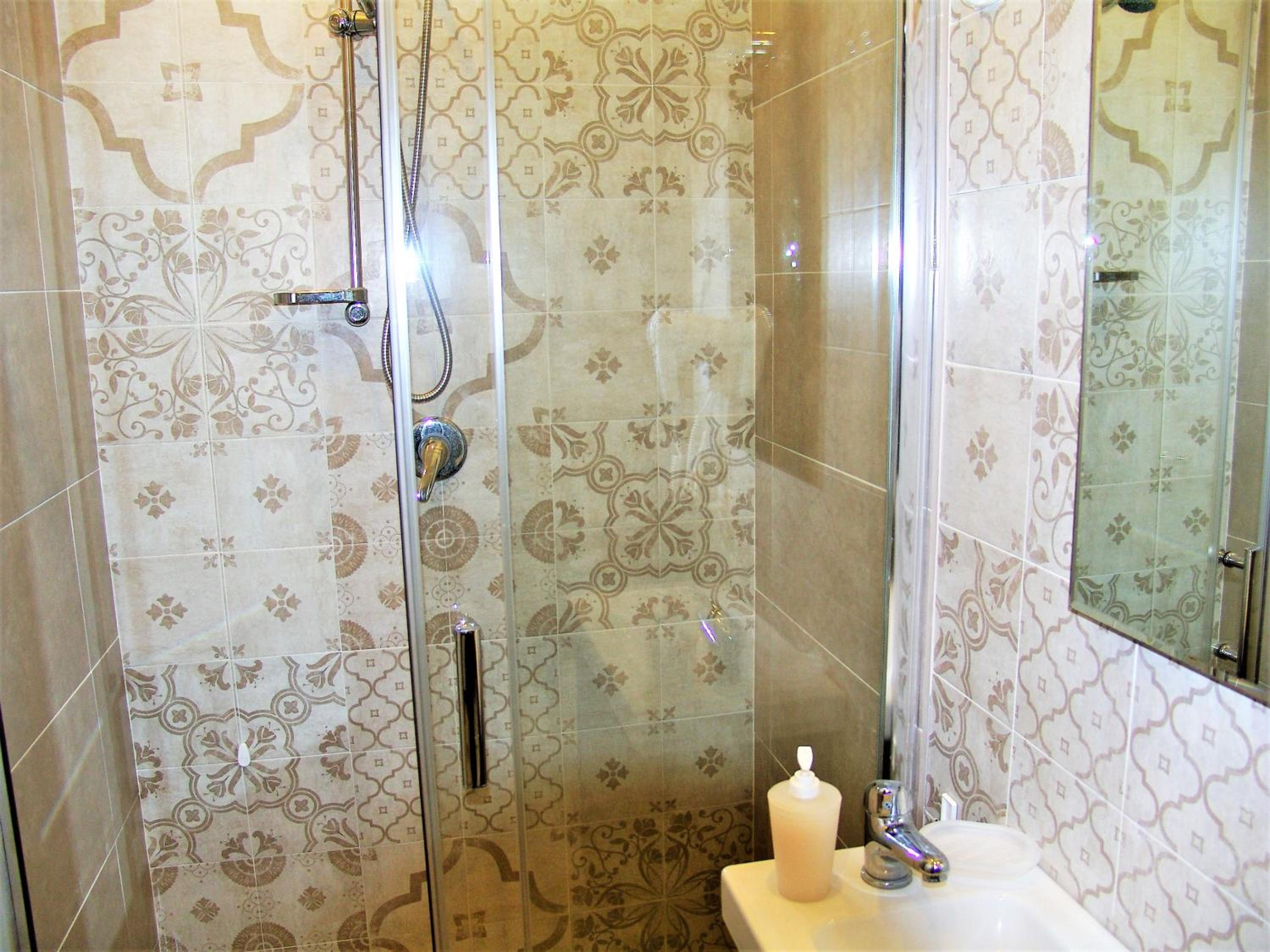 Quadruple Room with Private Bathroom photo 3