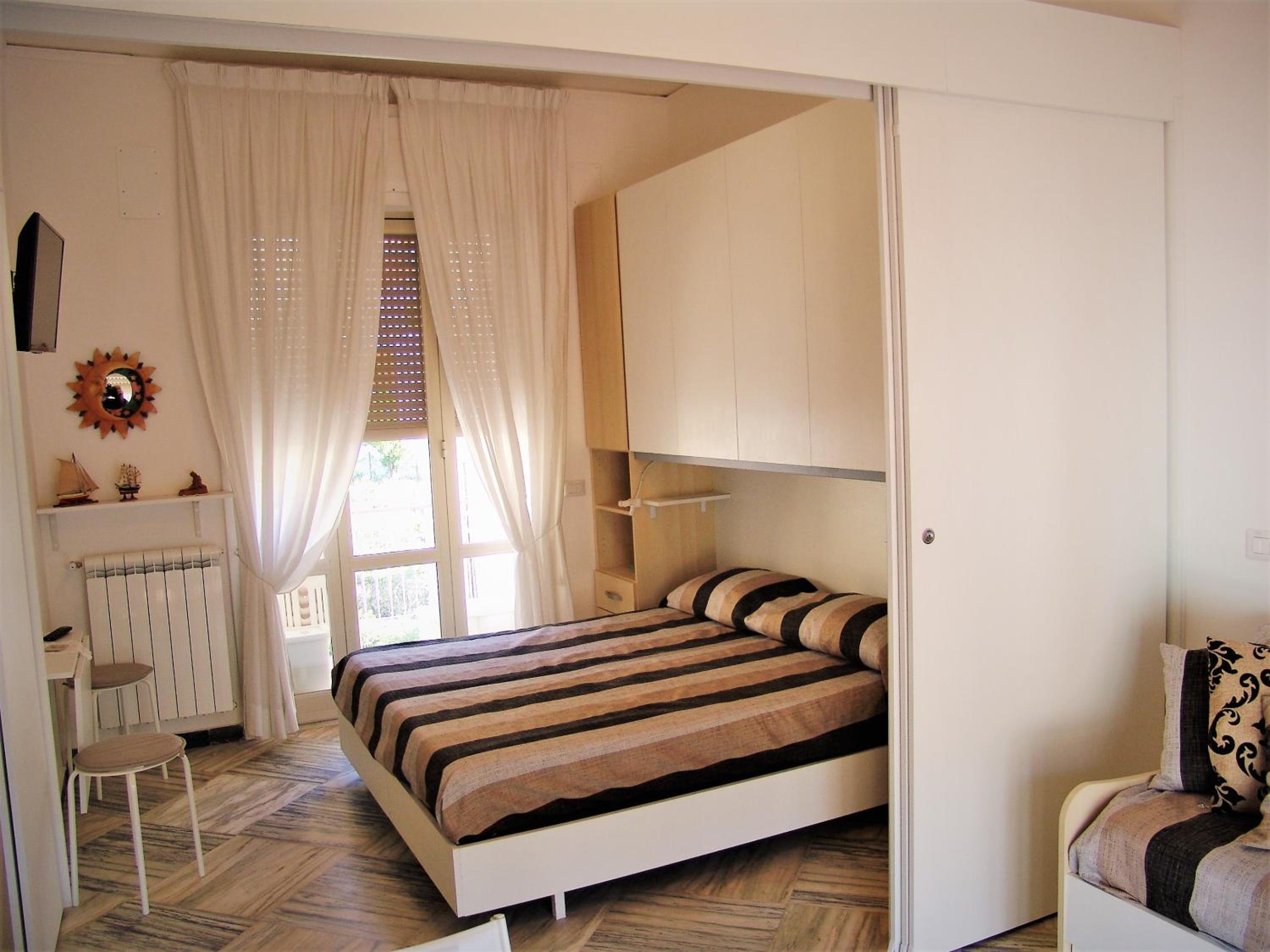 Quadruple Room with Private Bathroom photo 2
