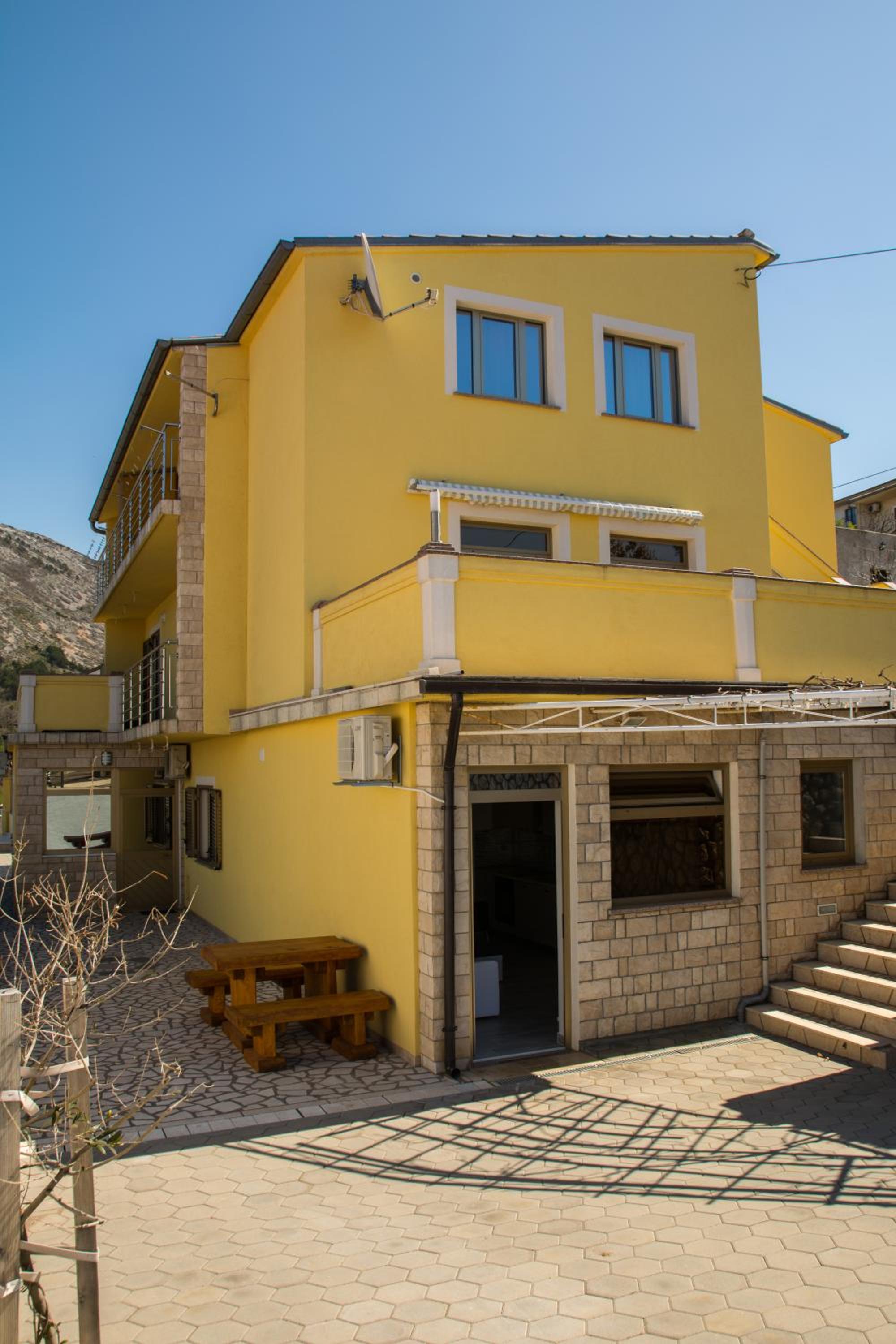 One-Bedroom Apartment with Terrace and Sea View - Photo 5
