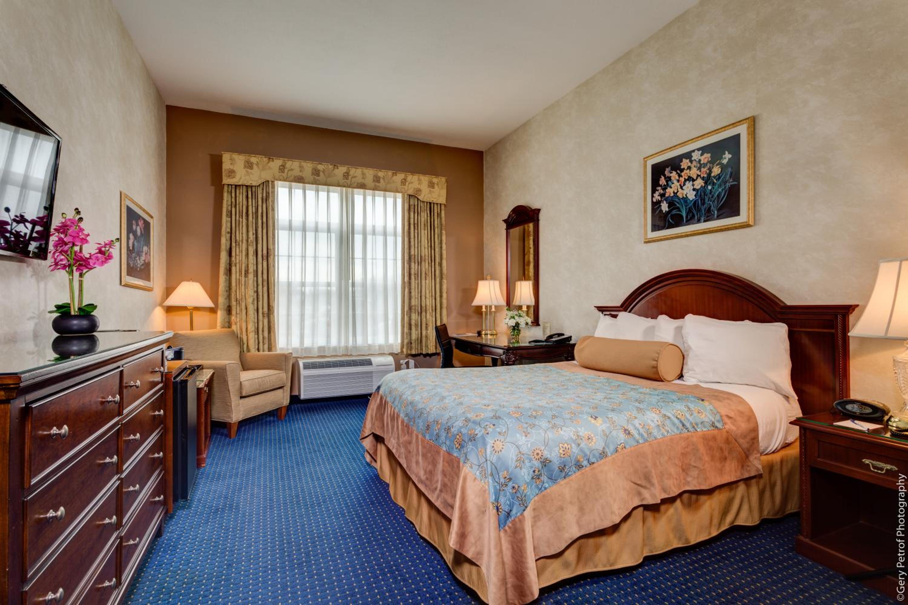 King Suite with Sofa Bed - Non-Smoking - Photo 1