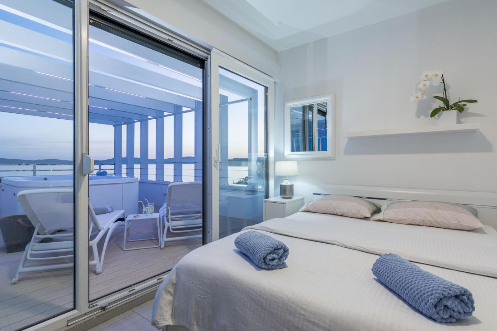 Two-Bedroom Penthouse Apartment with Terrace and Jacuzzi photo 1