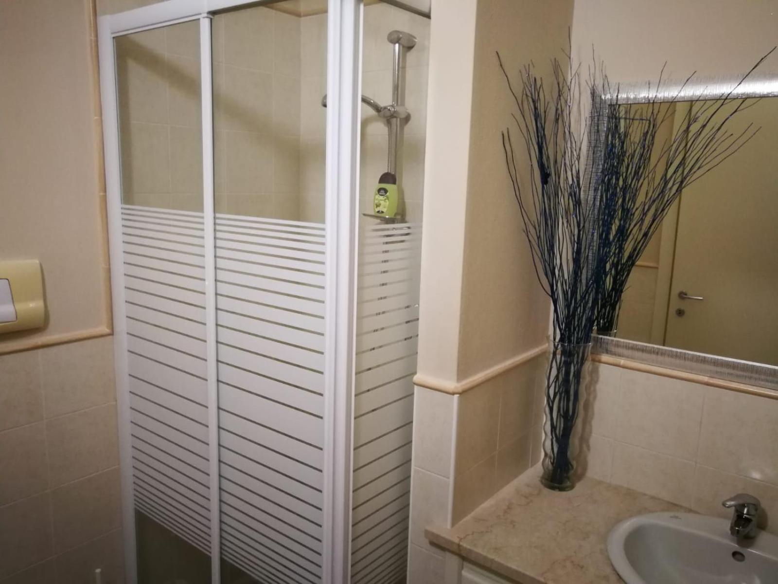 Family Room with Private Bathroom photo 3