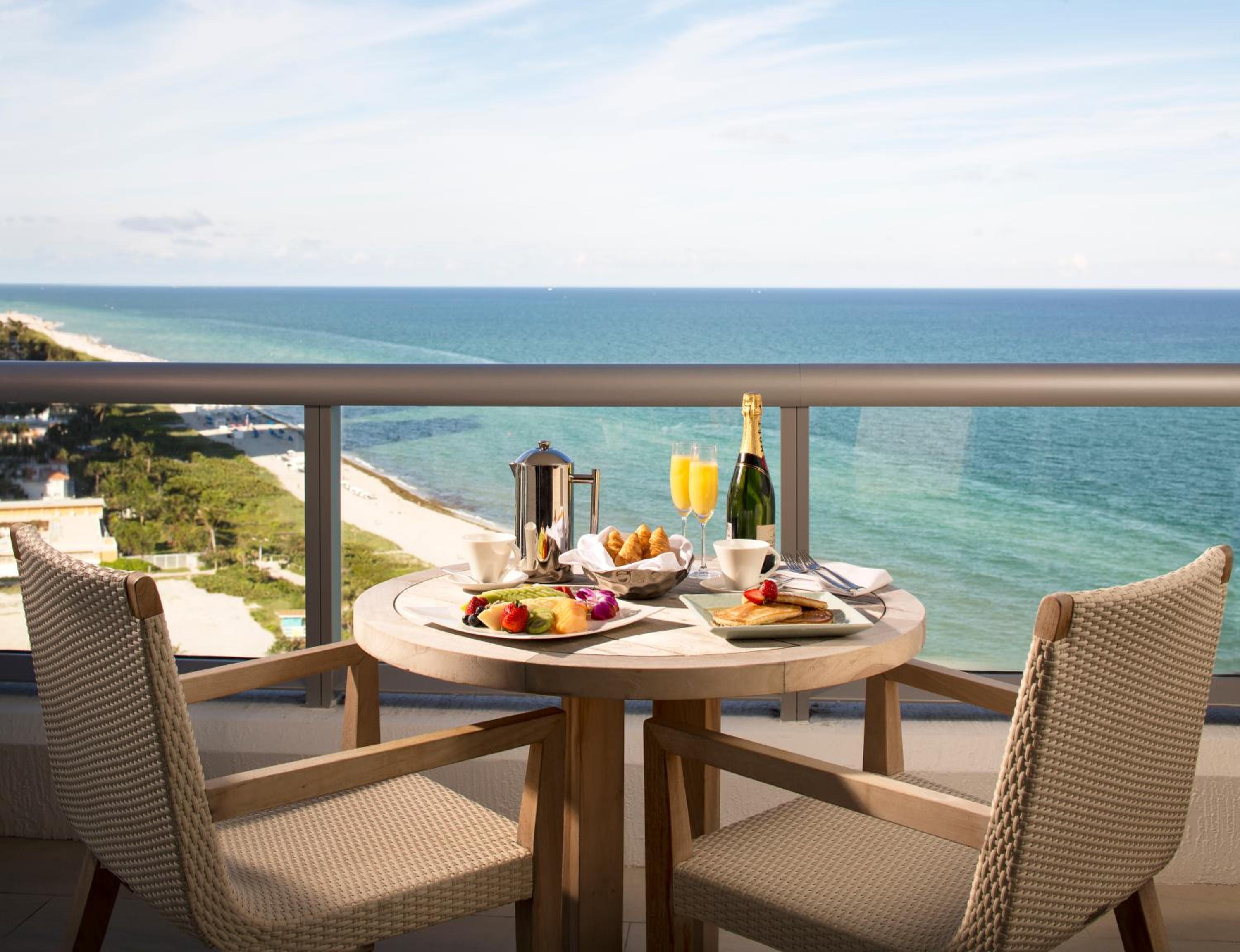 Oceanfront Junior Suite King with Balcony - Photo 3