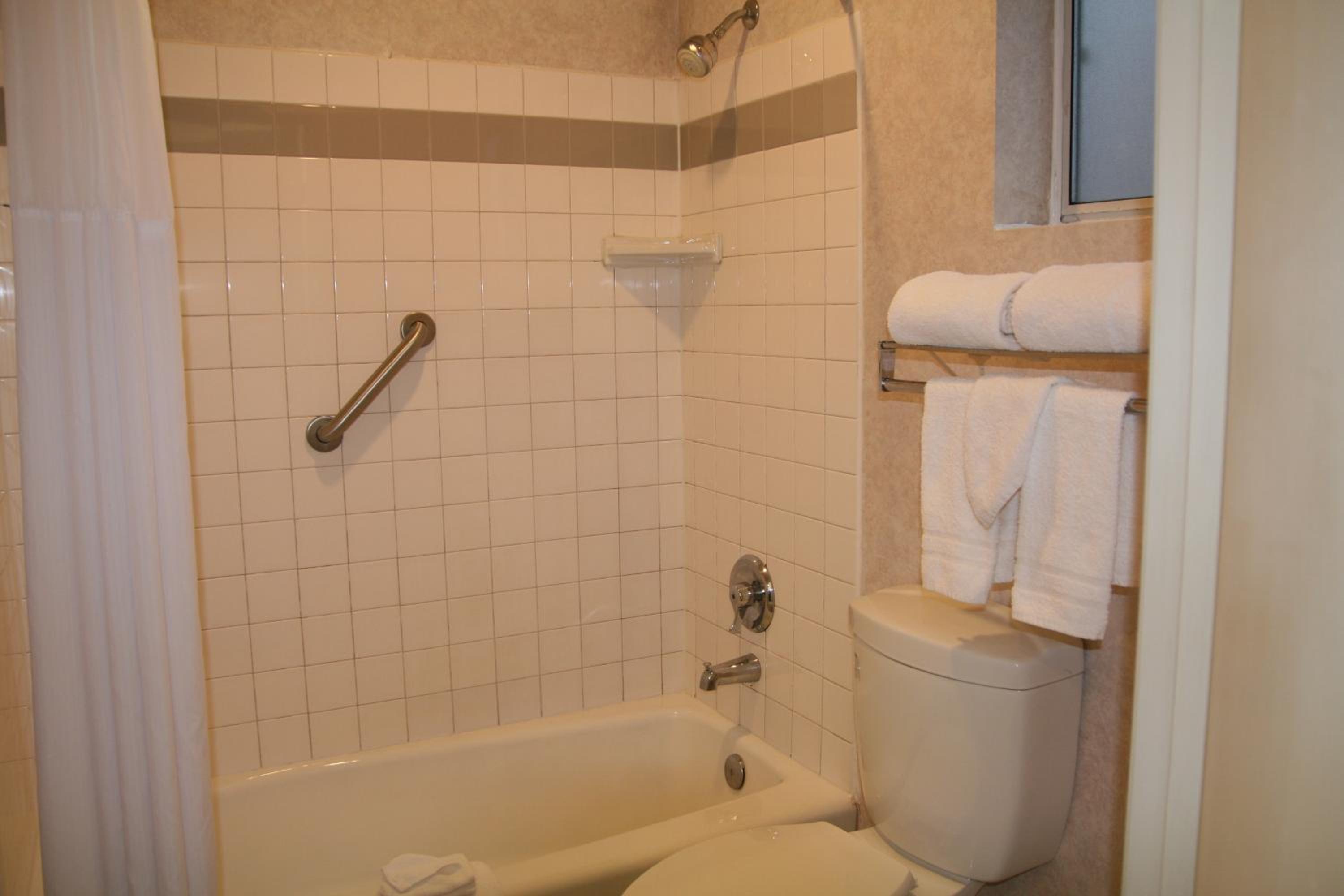 1 Queen Mobility/Hearing Impaired Accessible Room, Non-Smoking - Photo 2