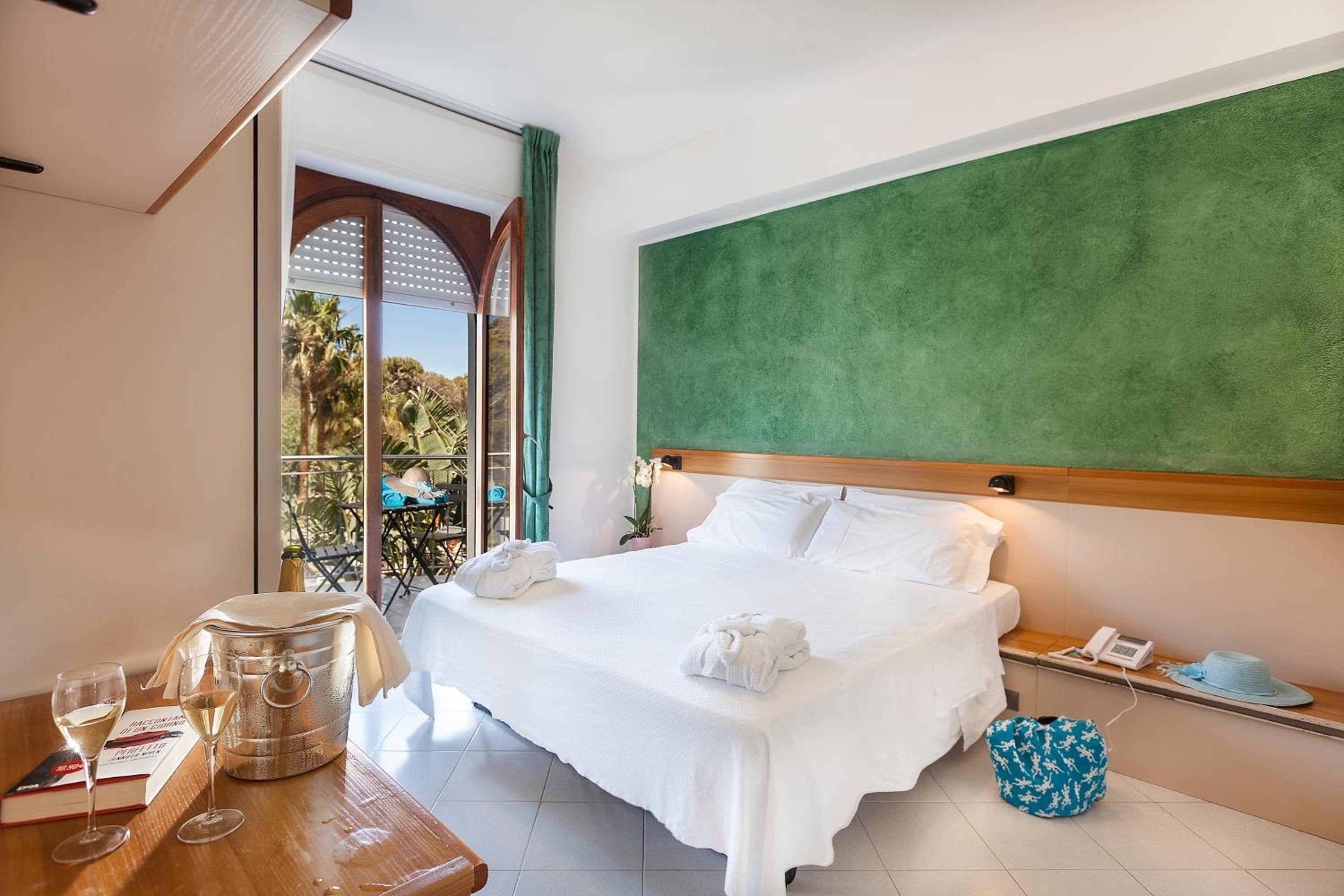 Standard Double or Twin Room - Photo 5