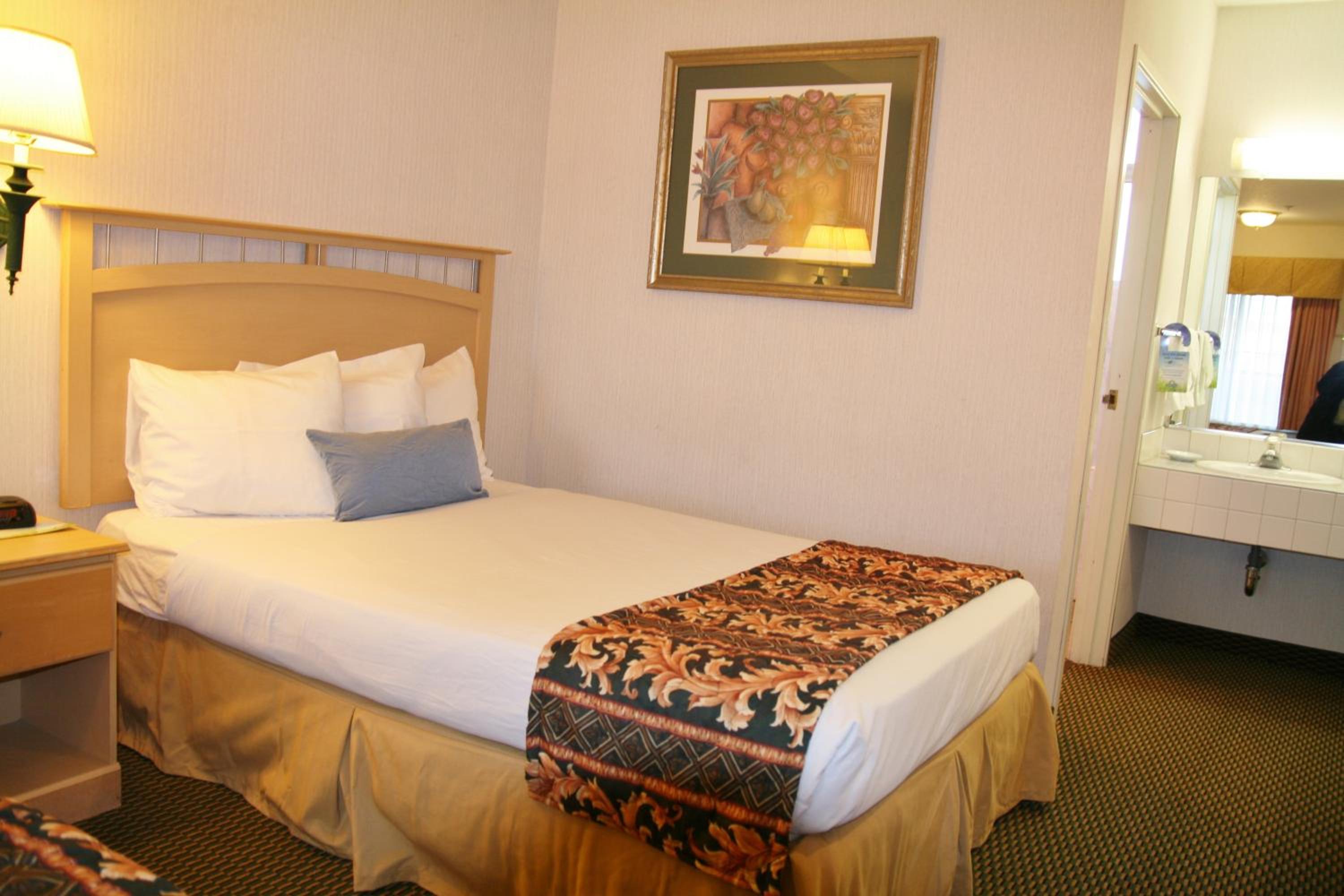 Queen Room - Photo 12