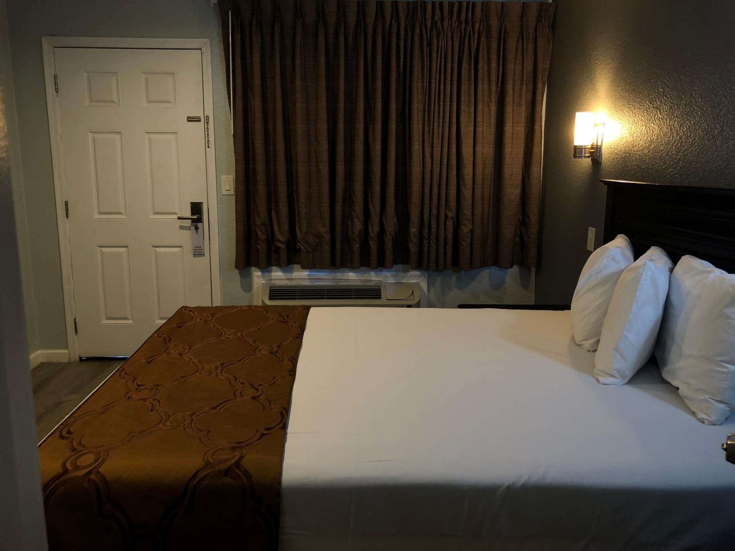 Deluxe Queen Room photo 2