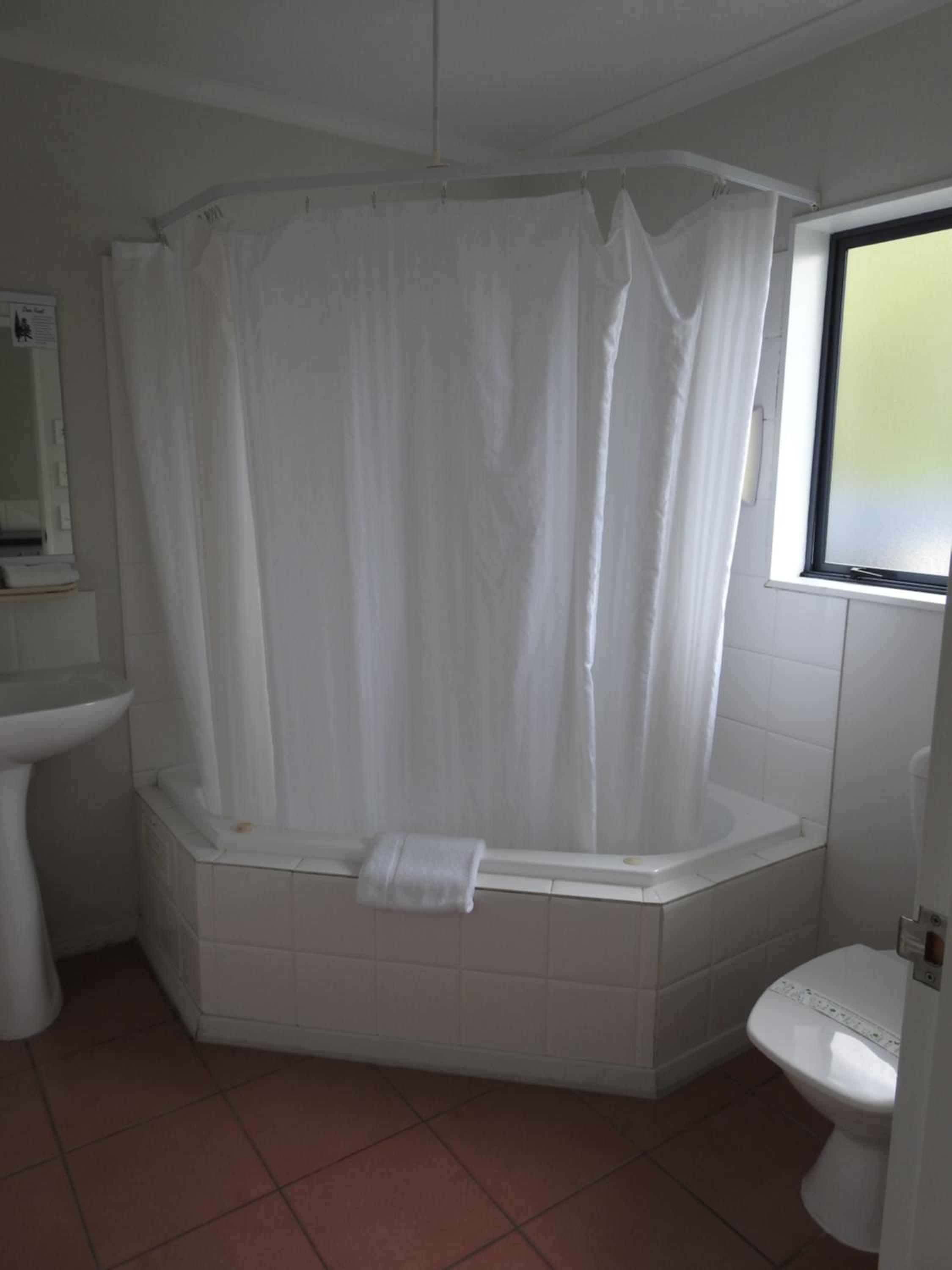 Queen Studio with Spa Bath photo 2