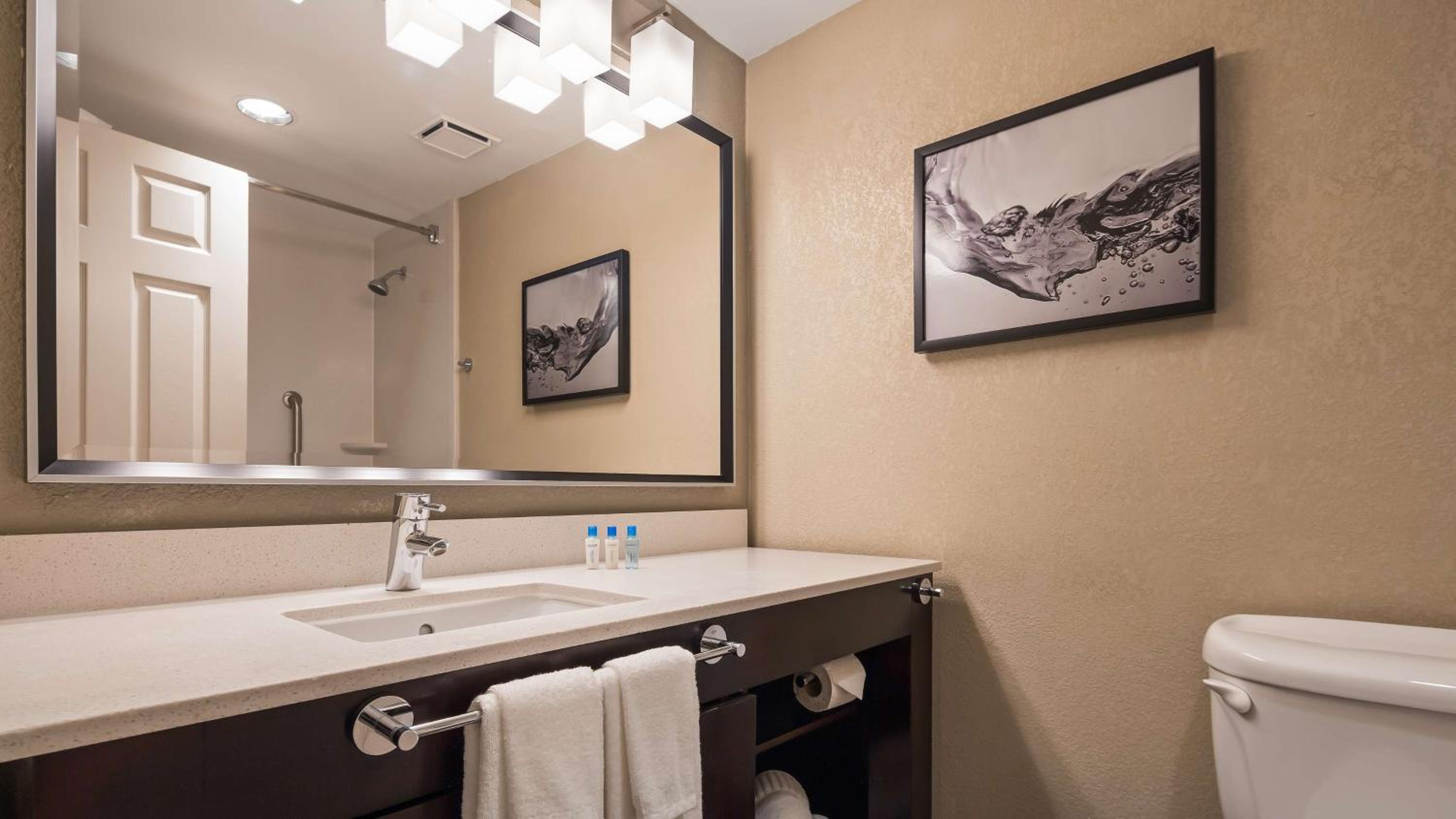 King Room - Non-Smoking - Photo 7