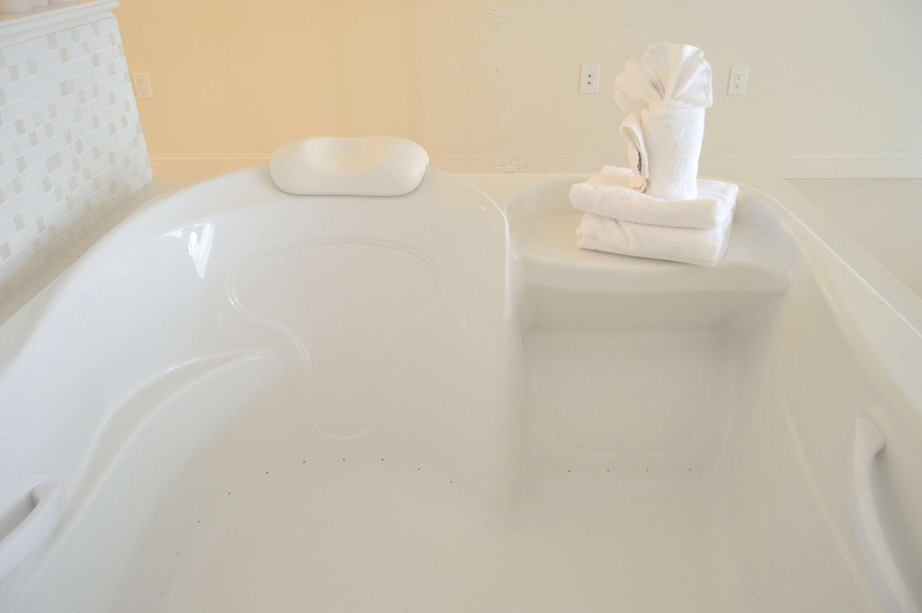 King Suite with Hot Tub and City View - Non-Smoking photo 2