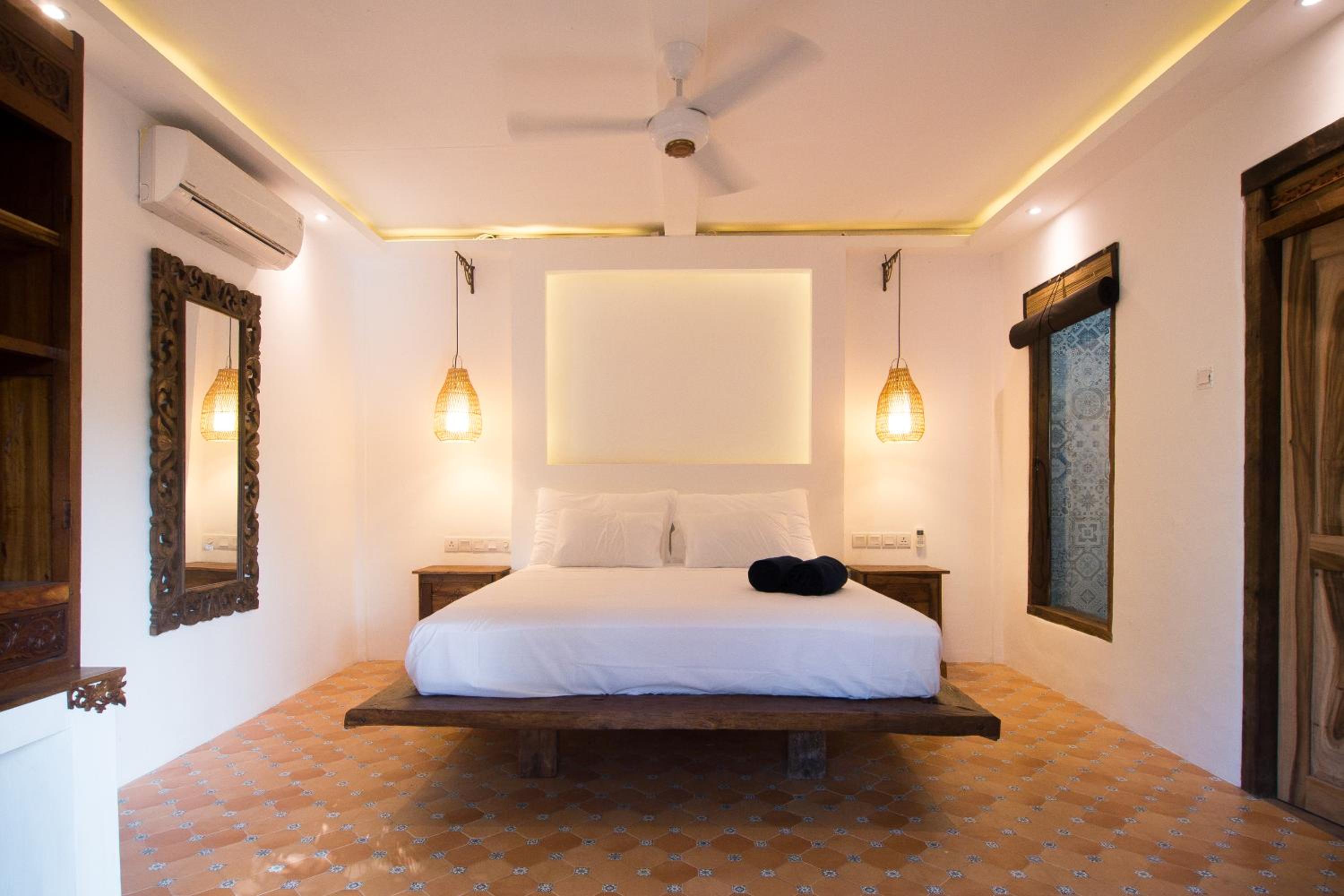 Ibiza private plunge pool - open bathroom