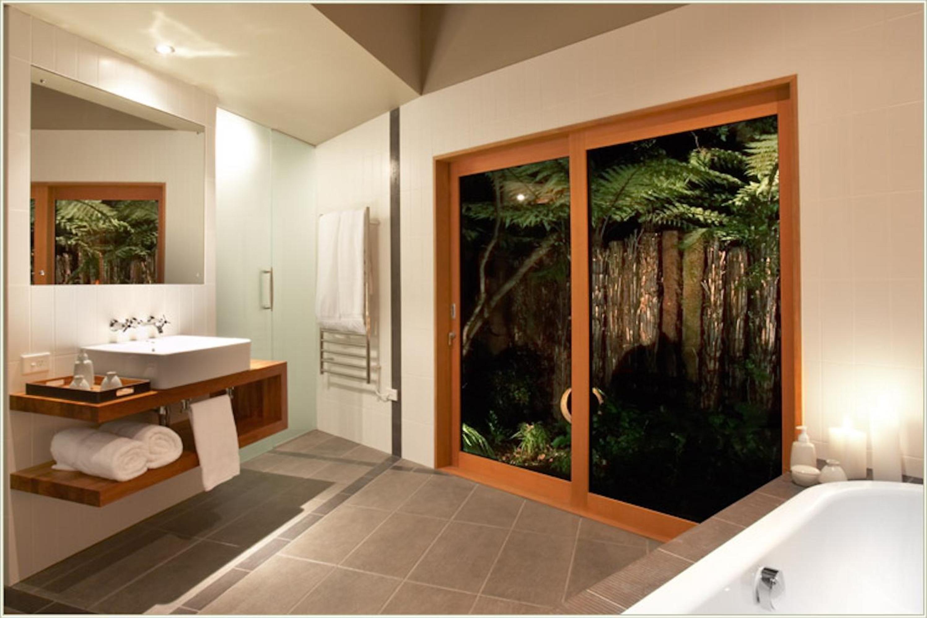 King Room with Hot Tub - Photo 7