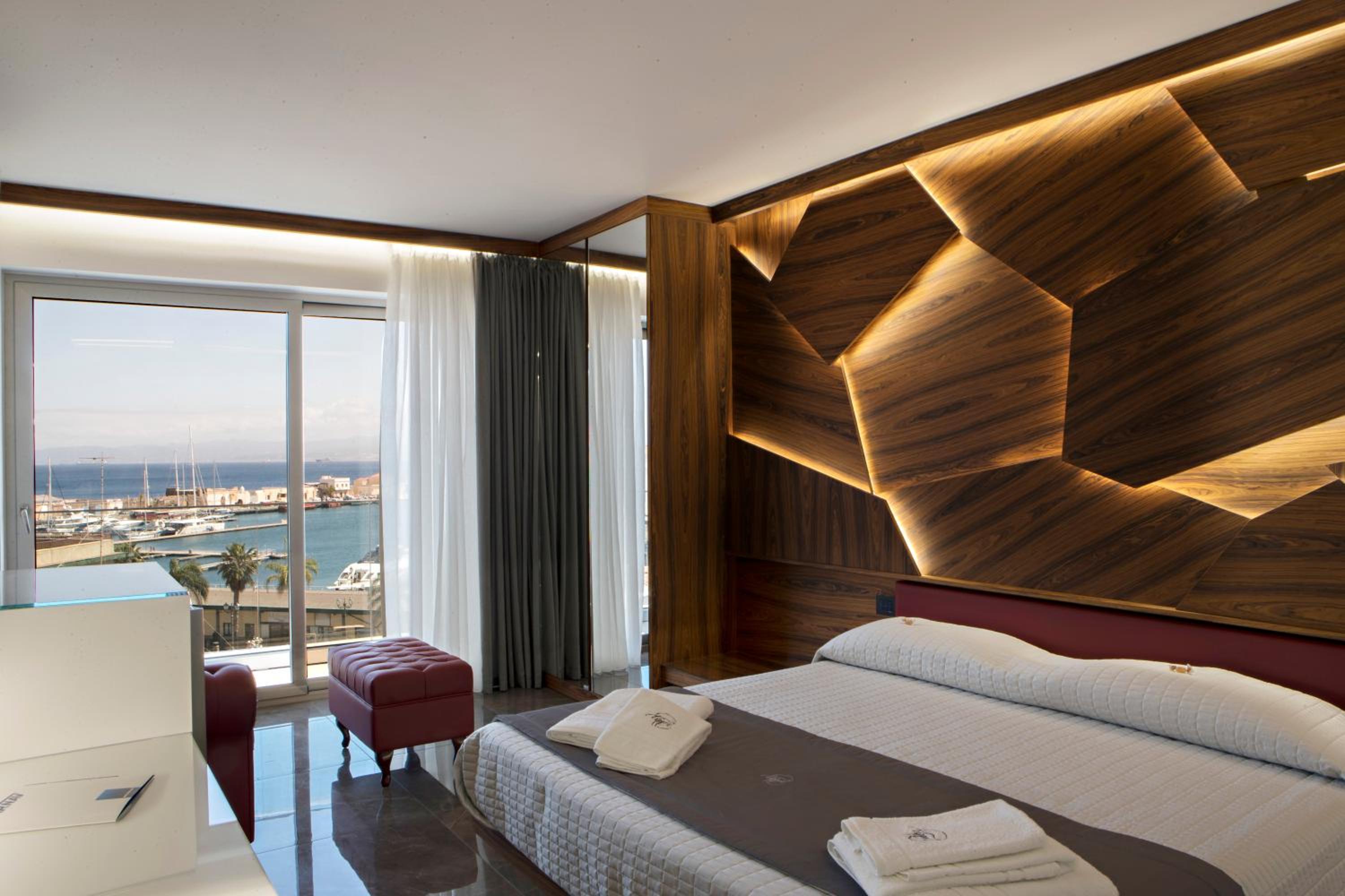 Deluxe Suite with Sea View - Photo 11