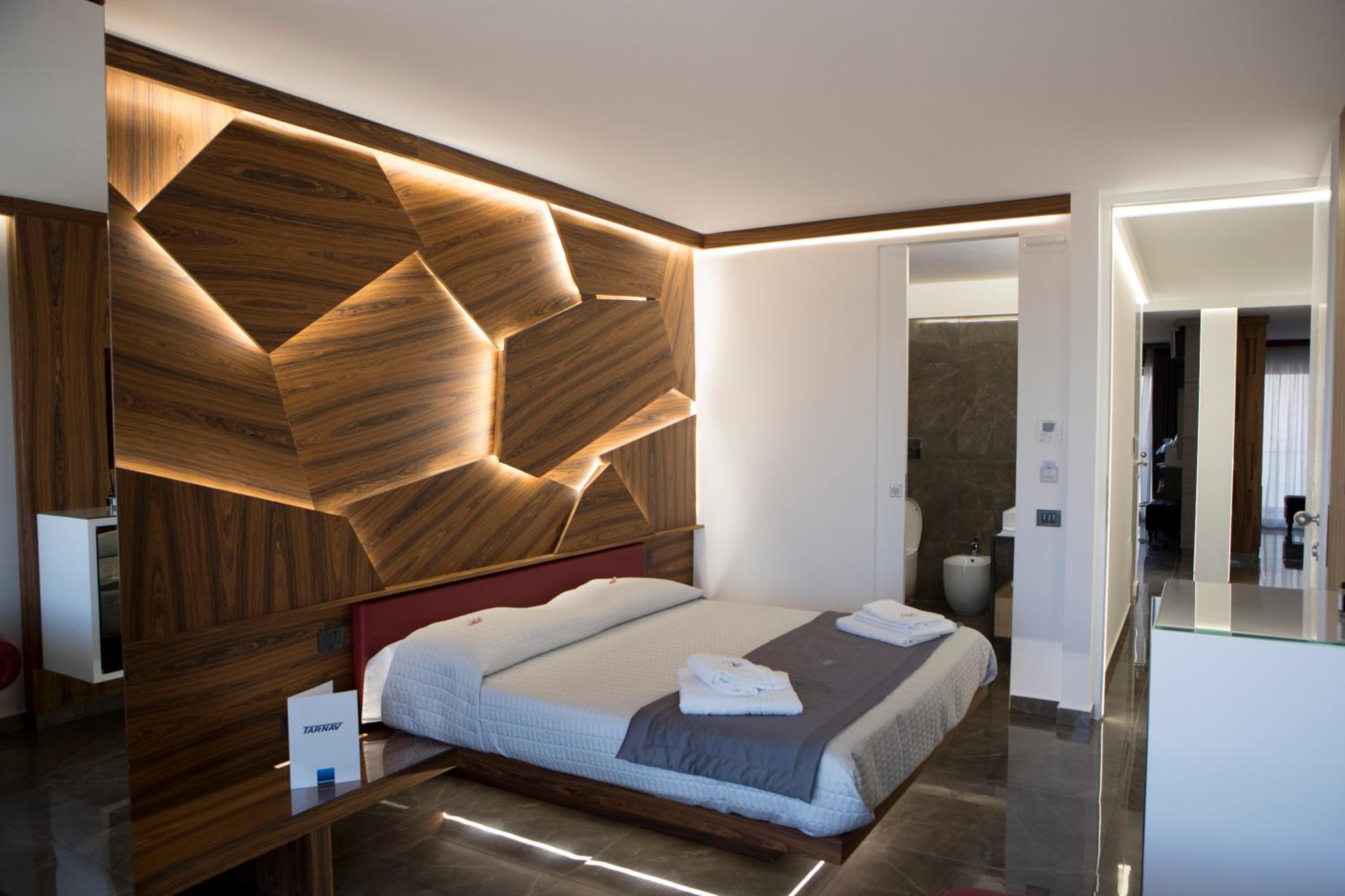 Deluxe Suite with Sea View - Photo 12