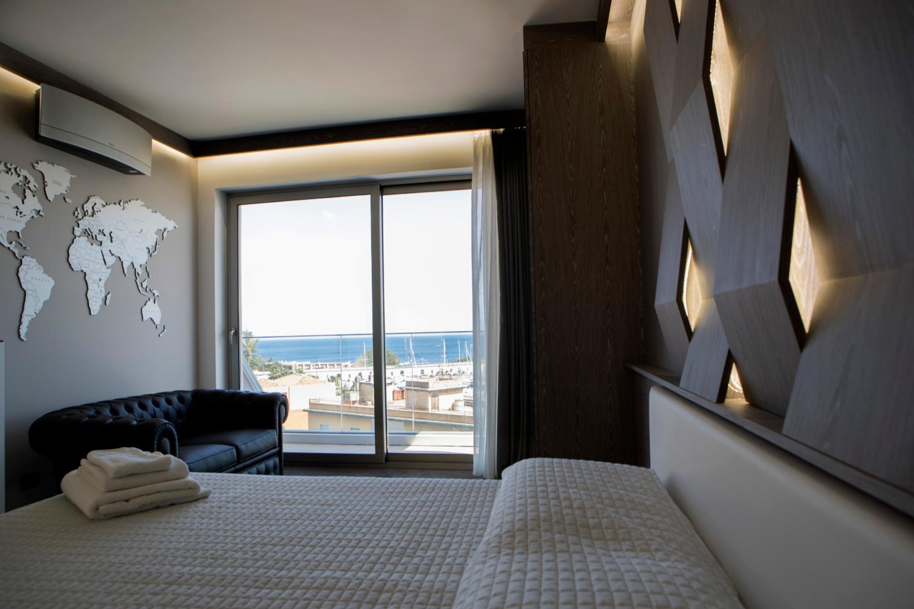 Deluxe Suite with Sea View - Photo 14