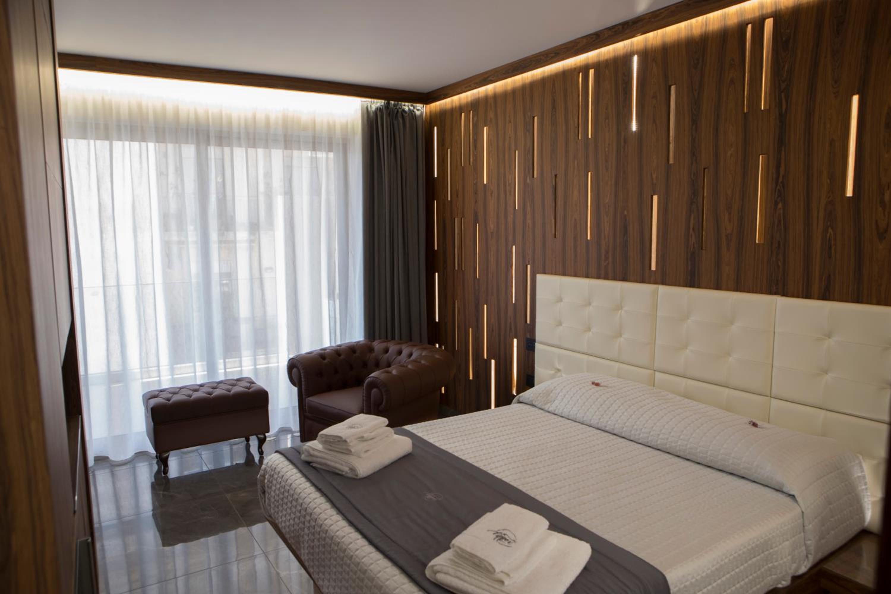 Queen Room with Balcony - Photo 4