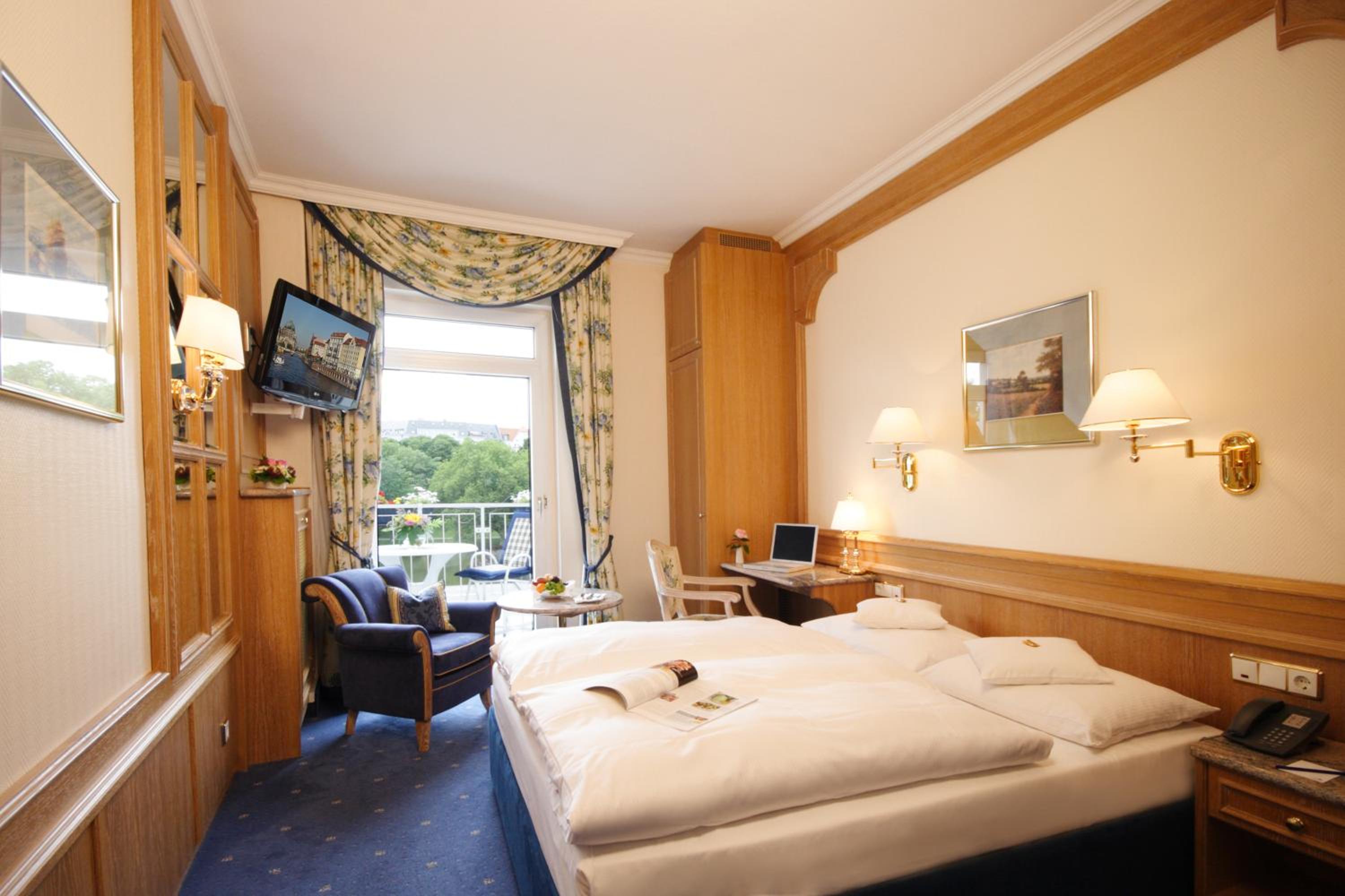 Comfort Double Room with Balcony and Lake View photo 1