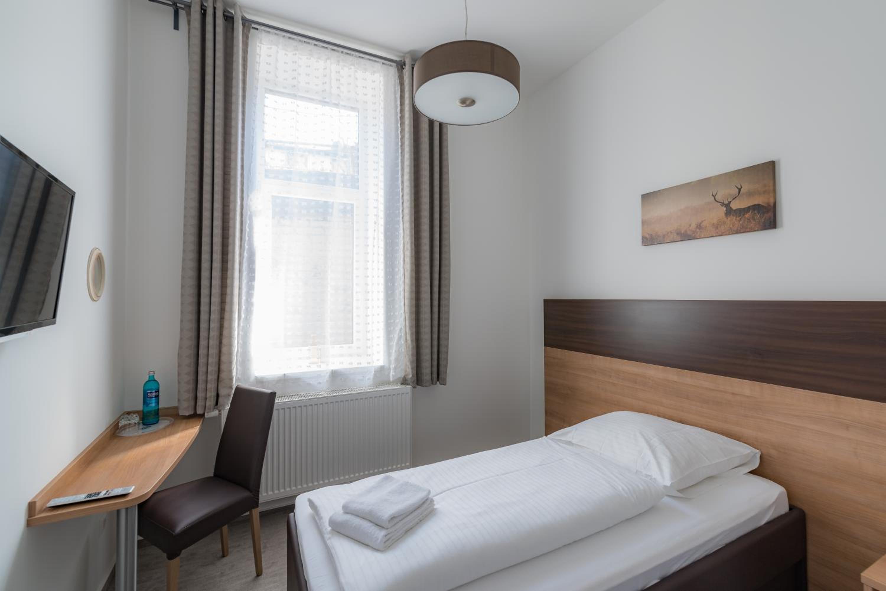 Single Room with Private Bathroom photo 2