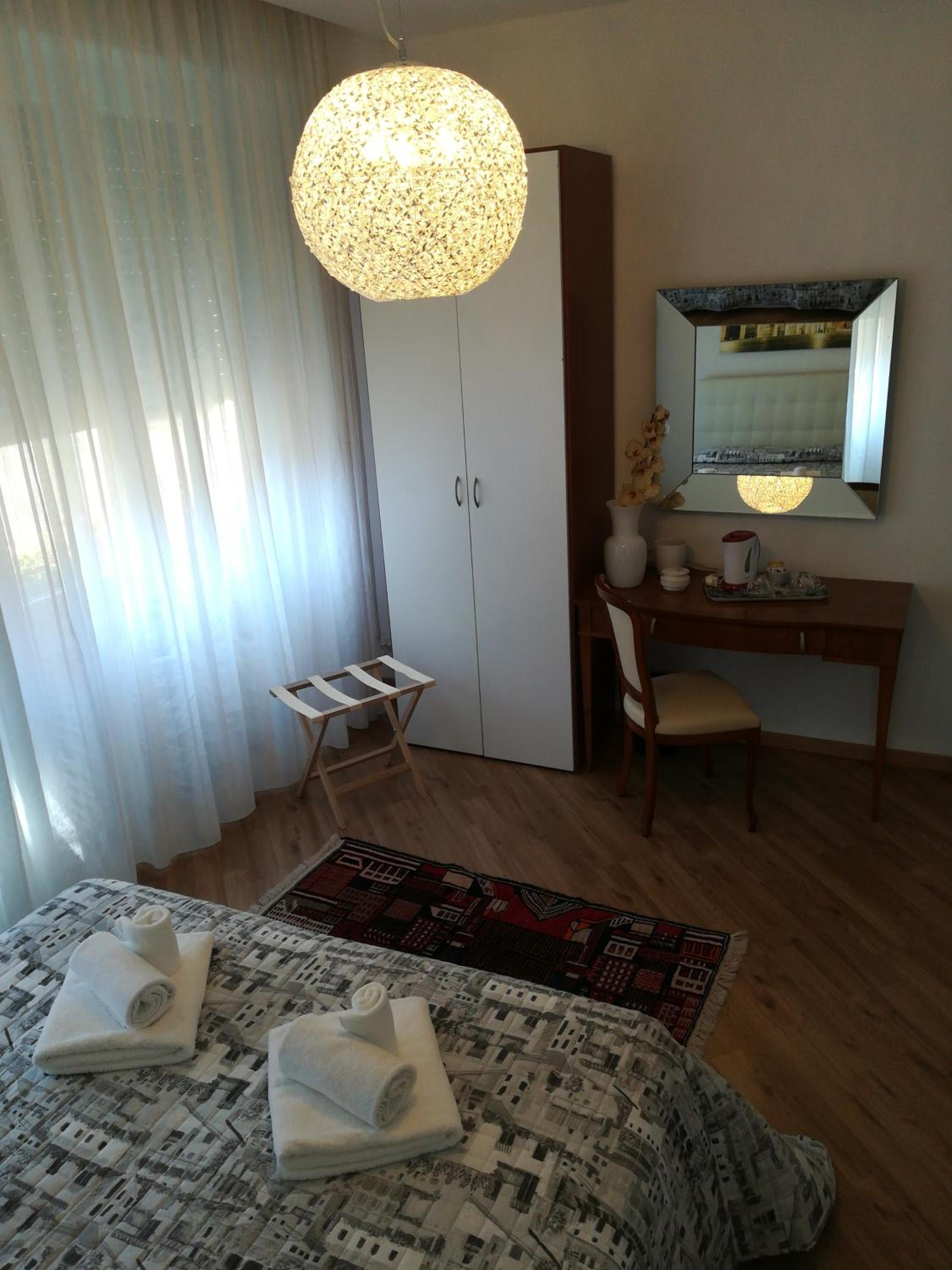 Deluxe Double Room with Private Bathroom - Photo 37