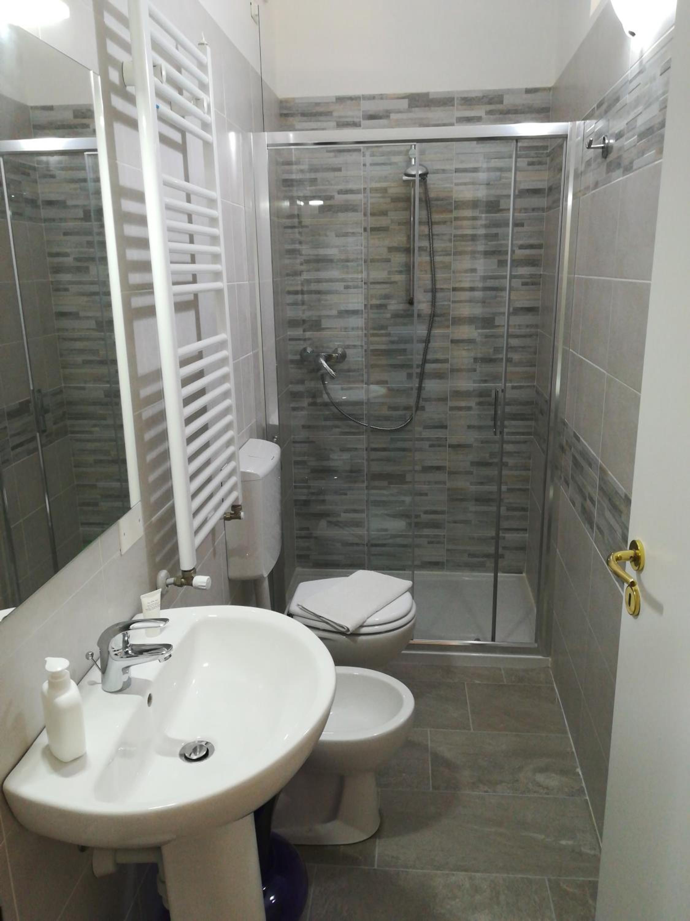 Deluxe Double Room with Private Bathroom - Photo 34