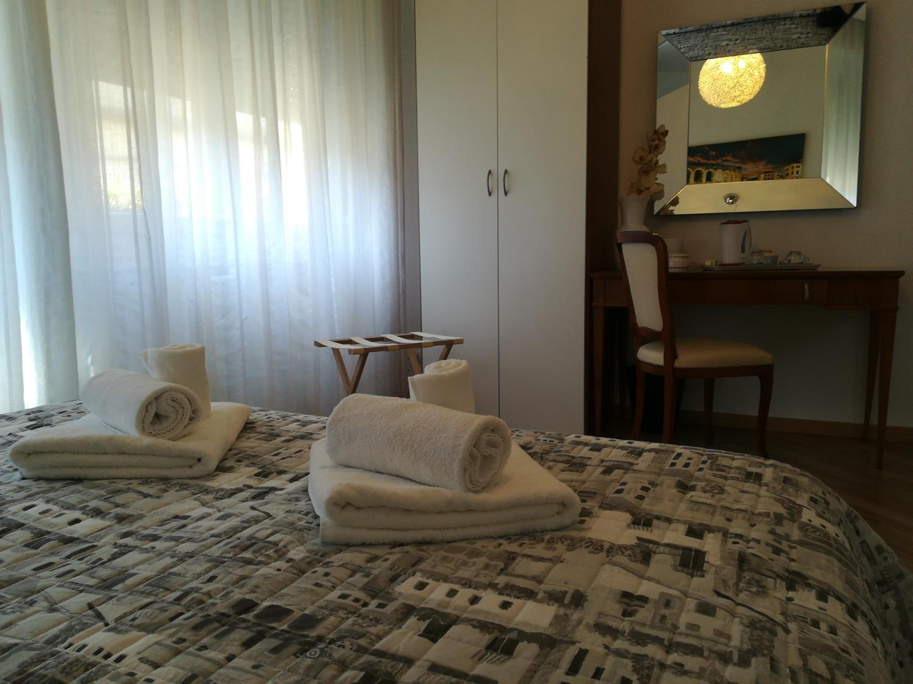 Deluxe Double Room with Private Bathroom - Photo 33