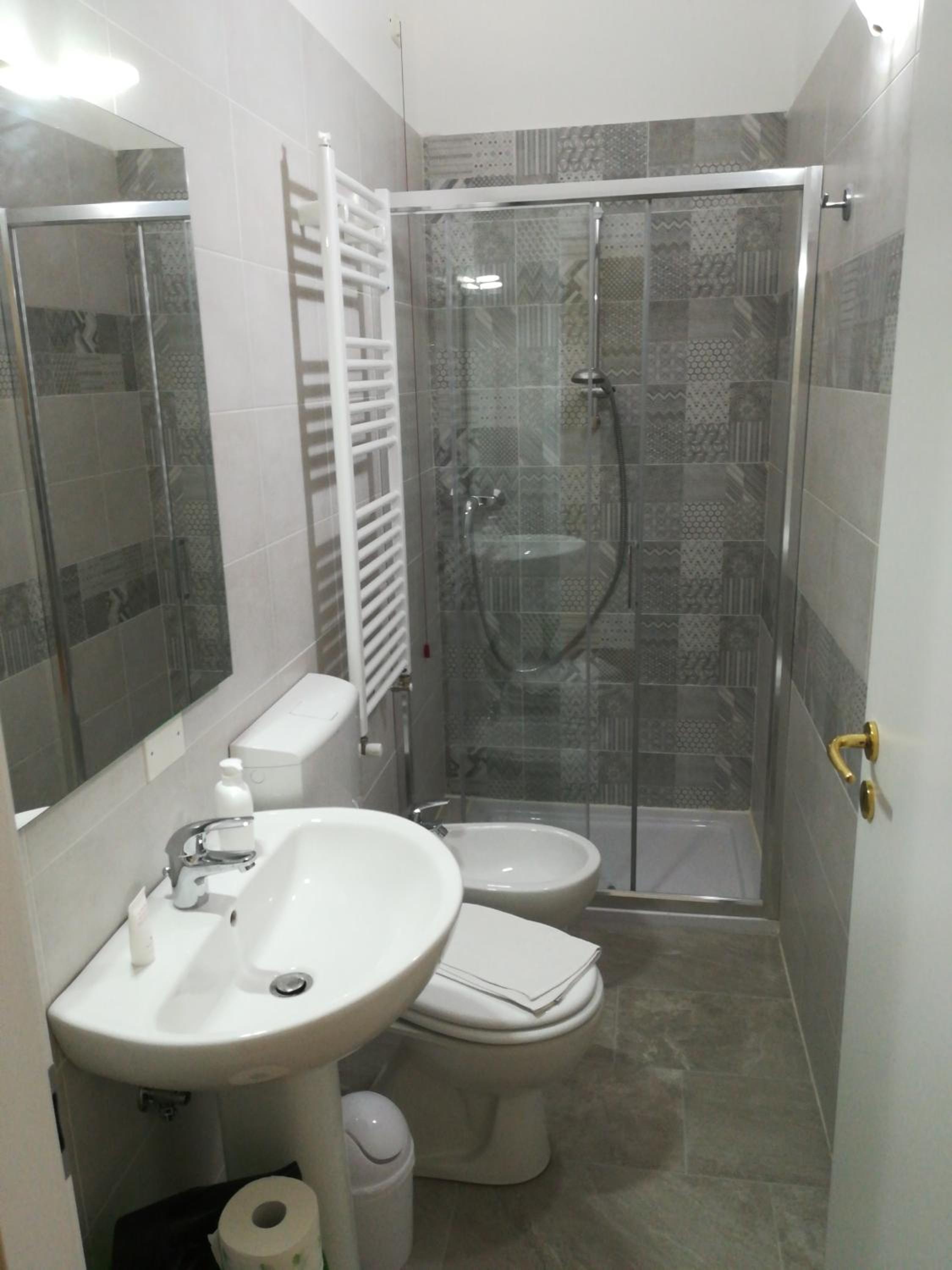 Double Room with Private Bathroom - Photo 2