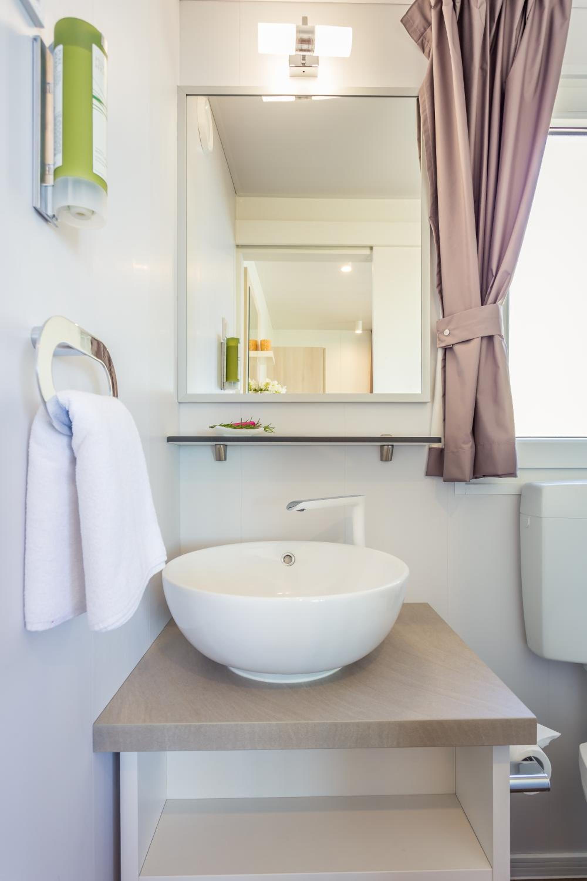 Deluxe Two-Bedroom Mobile Home with Terrace and Lake View - Photo 17
